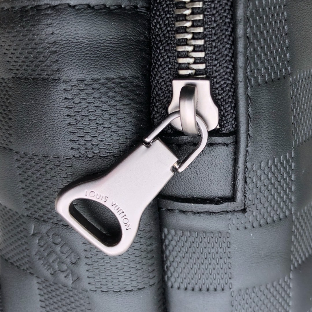 1:1 Replica Louis Vuitton LV Mochila bandolera Avenue Damier Infini Black Unique Bag Unique Bag For Men N41720 - 12in/31cm - Image 6