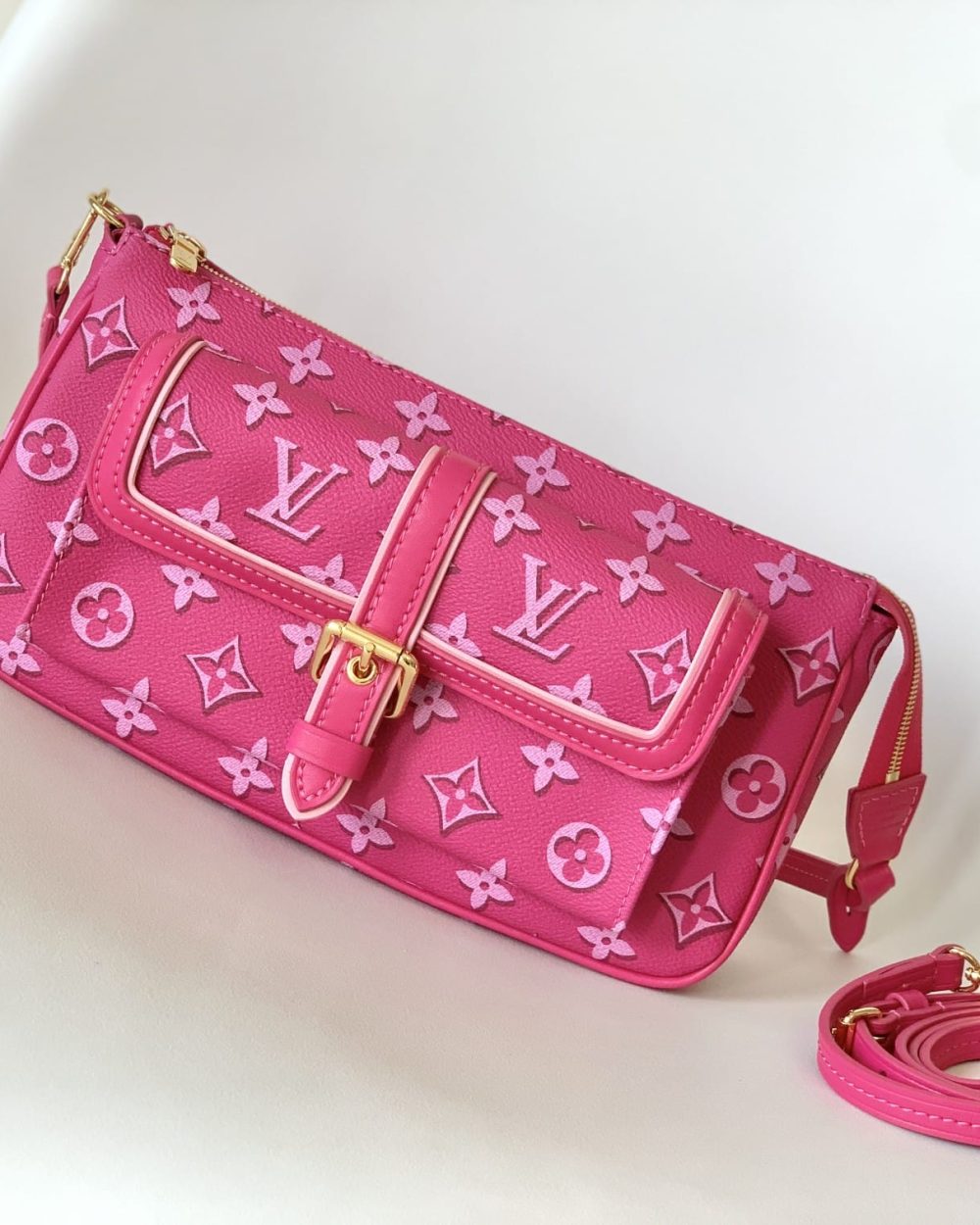 1:1 Replica Louis Vuitton LV Maxi Pochette Accessoires Pink/White Remarkable Bag For Women‎ M46161 - 8.3in/ 21cm