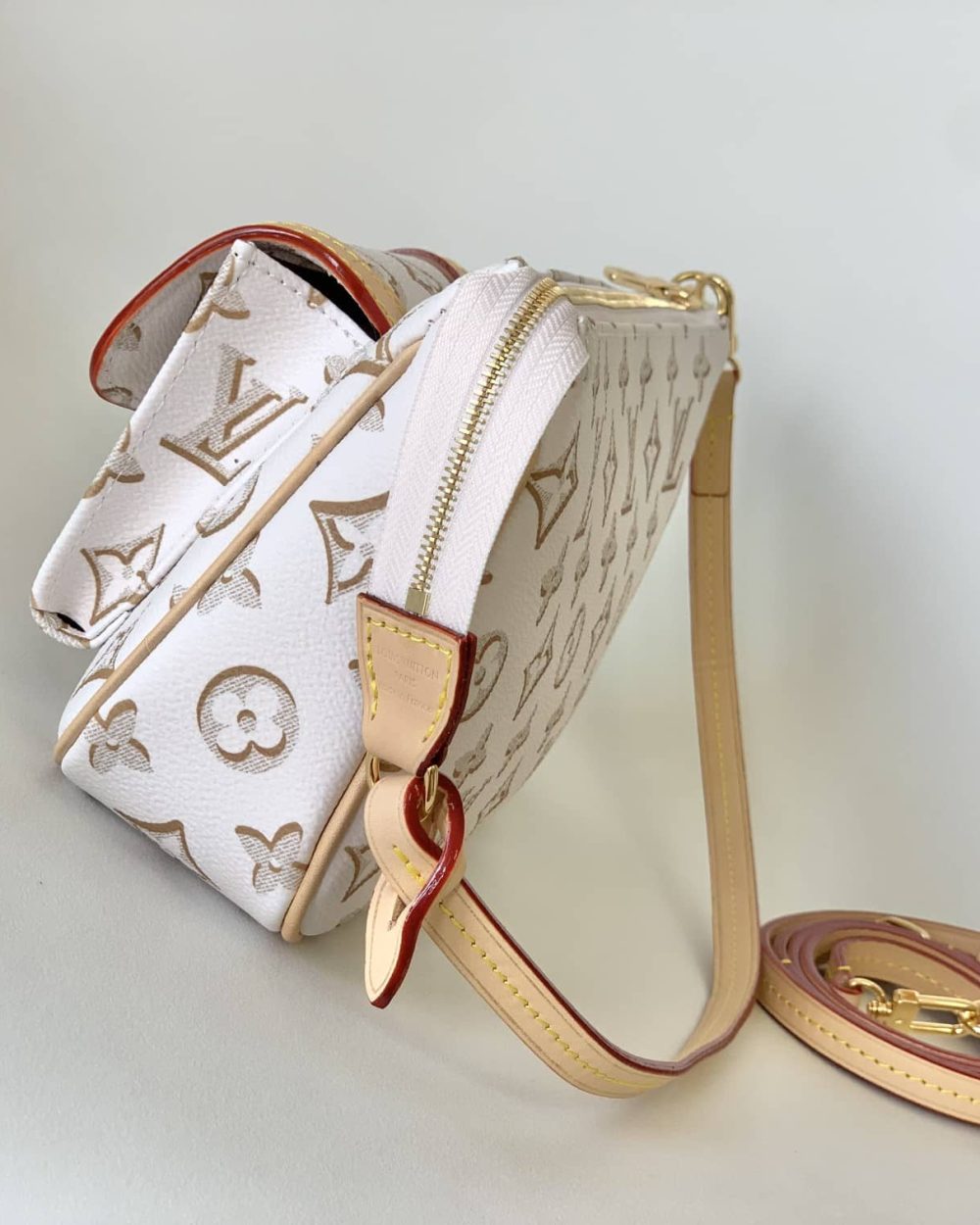 1:1 Replica Louis Vuitton LV Maxi Pochette Accessoires Pink/White Remarkable Bag For Women‎ M46161 - 8.3in/ 21cm