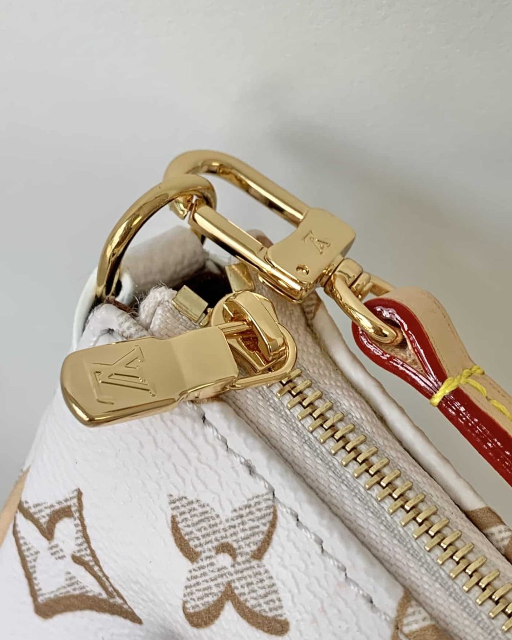 1:1 Replica Louis Vuitton LV Maxi Pochette Accessoires Pink/White Remarkable Bag For Women‎ M46161 - 8.3in/ 21cm