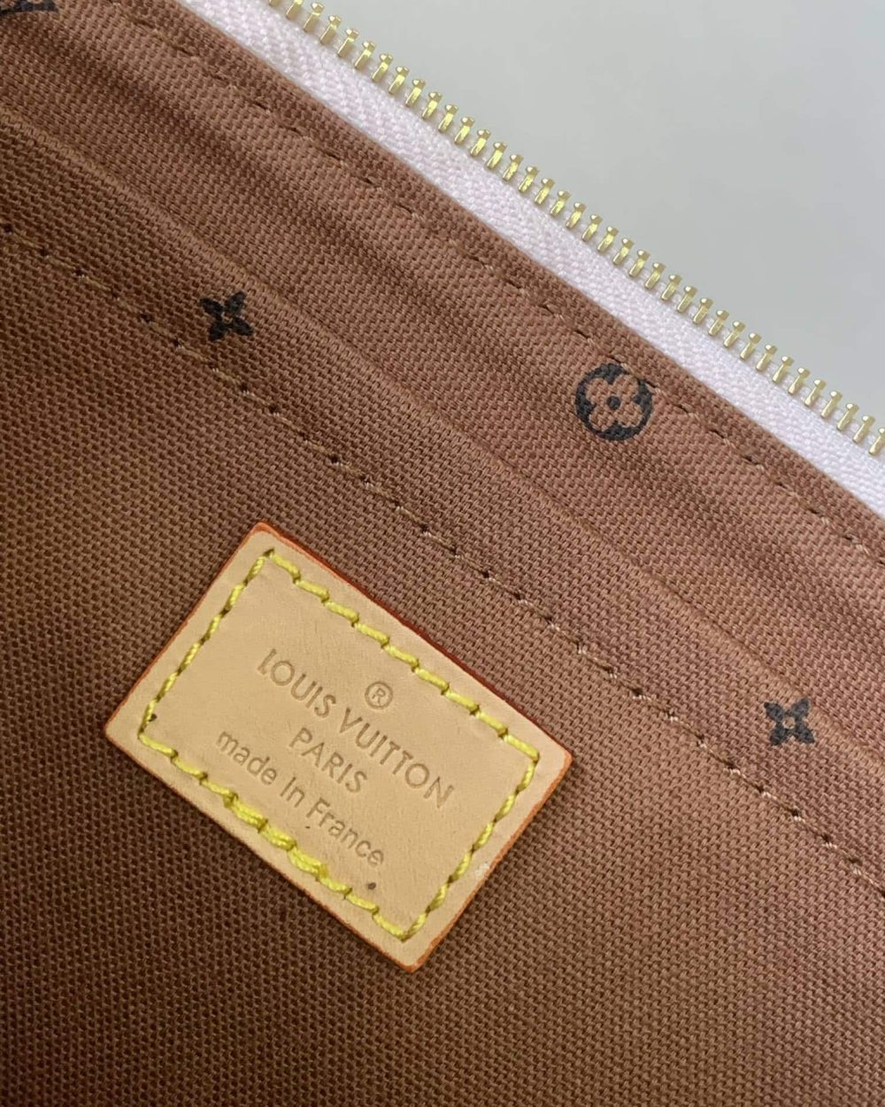 1:1 Replica Louis Vuitton LV Maxi Pochette Accessoires Pink/White Remarkable Bag For Women‎ M46161 - 8.3in/ 21cm