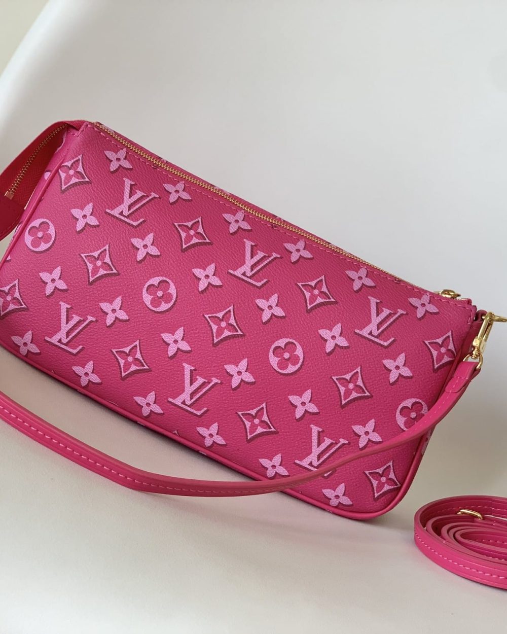 1:1 Replica Louis Vuitton LV Maxi Pochette Accessoires Pink/White Remarkable Bag For Women‎ M46161 - 8.3in/ 21cm