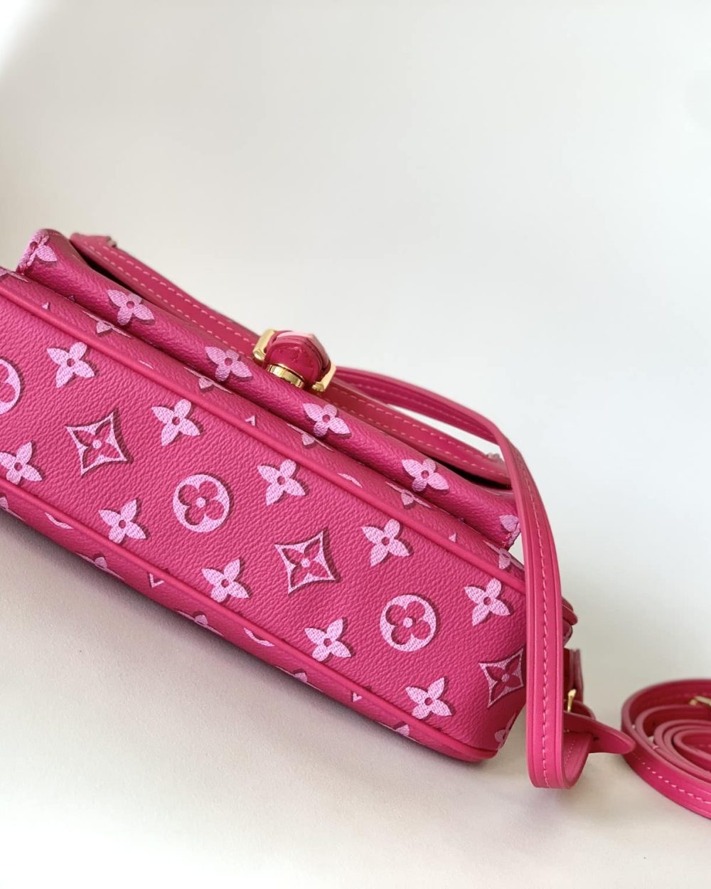 1:1 Replica Louis Vuitton LV Maxi Pochette Accessoires Pink/White Remarkable Bag For Women‎ M46161 - 8.3in/ 21cm