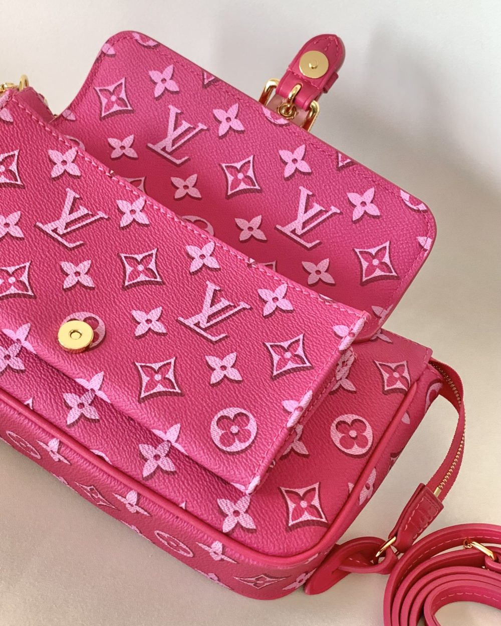 1:1 Replica Louis Vuitton LV Maxi Pochette Accessoires Pink/White Remarkable Bag For Women‎ M46161 - 8.3in/ 21cm