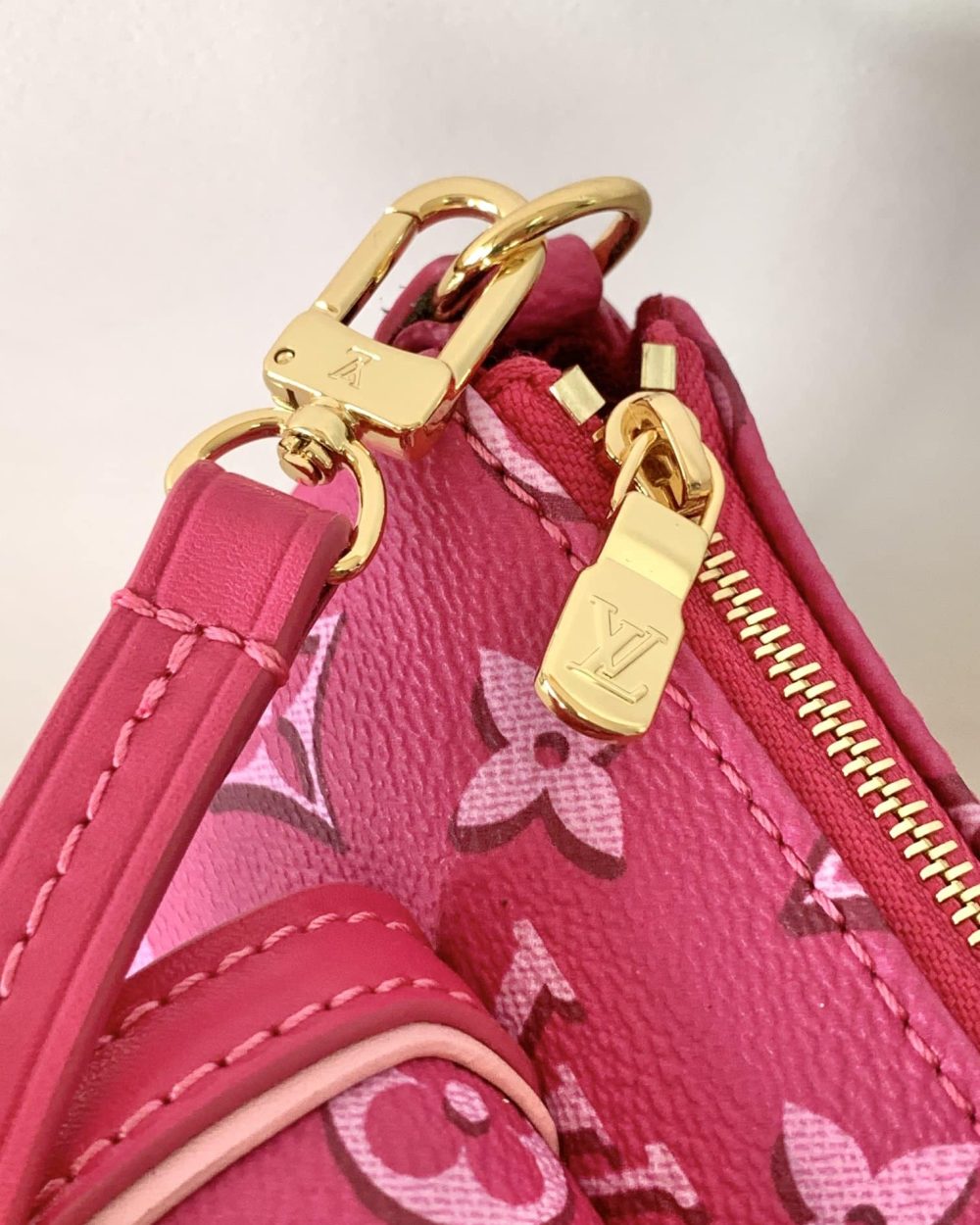 1:1 Replica Louis Vuitton LV Maxi Pochette Accessoires Pink/White Remarkable Bag For Women‎ M46161 - 8.3in/ 21cm