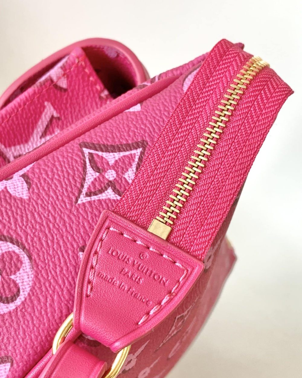 1:1 Replica Louis Vuitton LV Maxi Pochette Accessoires Pink/White Remarkable Bag For Women‎ M46161 - 8.3in/ 21cm