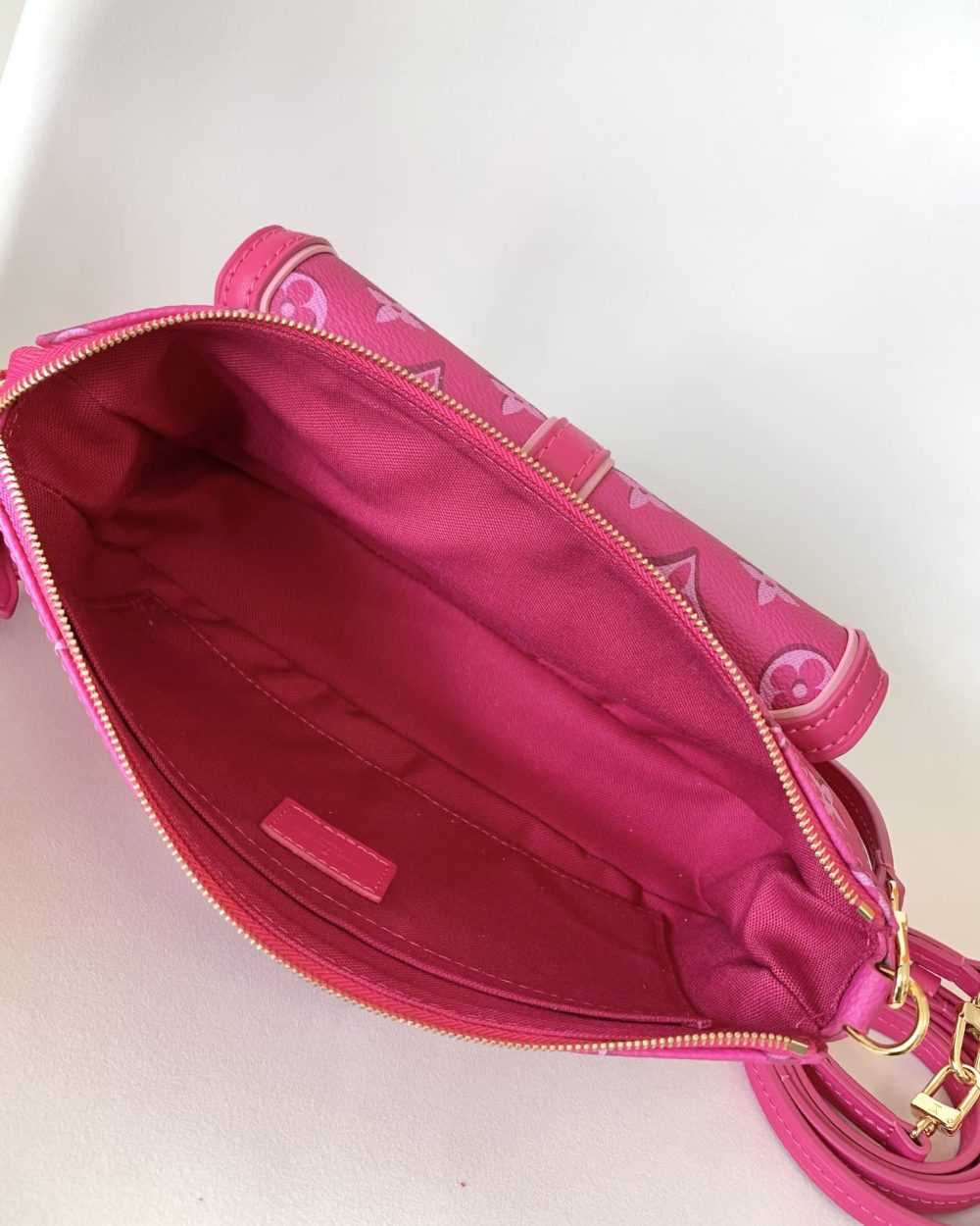 1:1 Replica Louis Vuitton LV Maxi Pochette Accessoires Pink/White Remarkable Bag For Women‎ M46161 - 8.3in/ 21cm