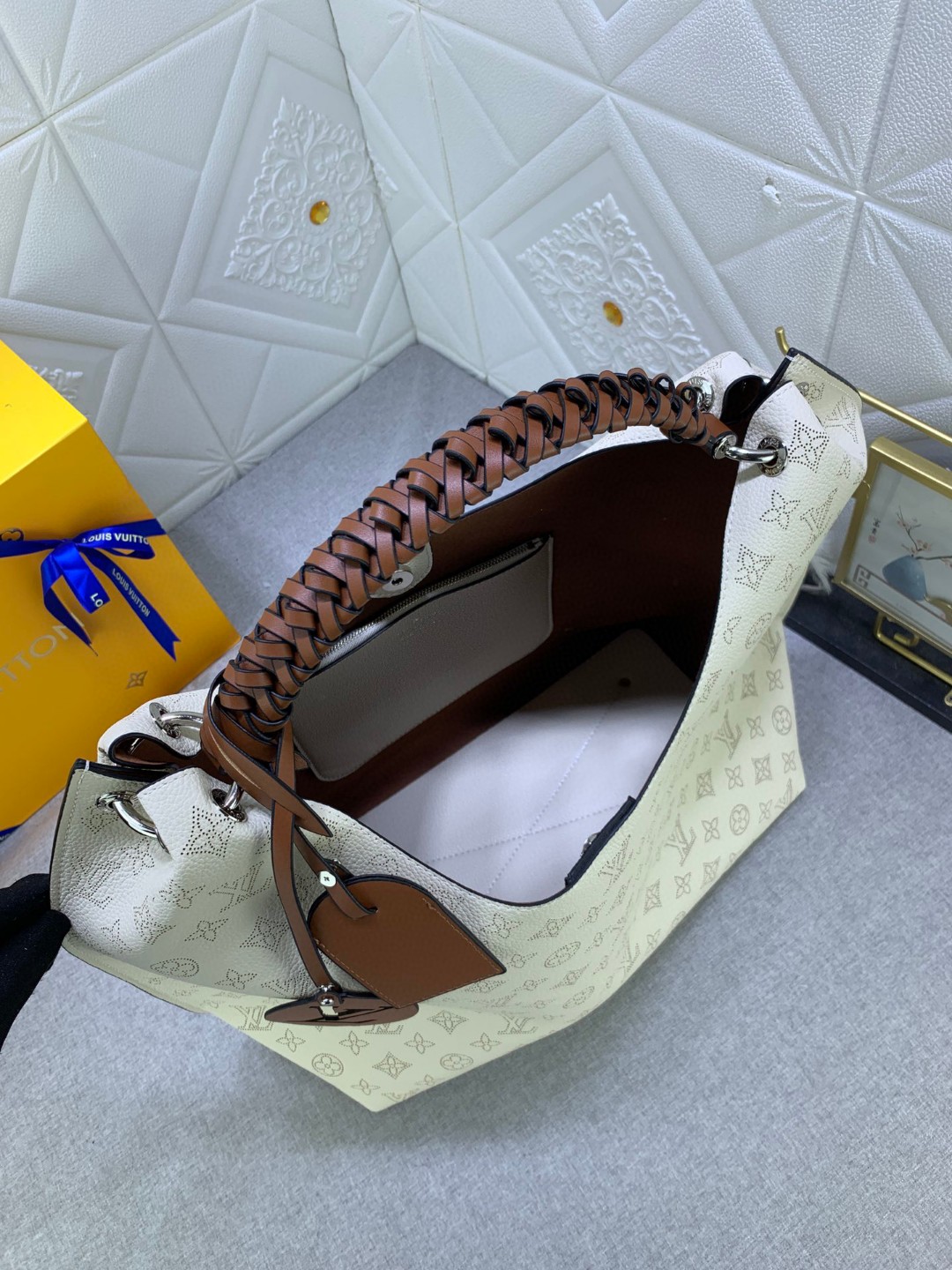 1:1 Replica Louis Vuitton LV Carmel Hobo Bag Ivory Luxurious Bag For Women - 13.8in/40cm - Image 7