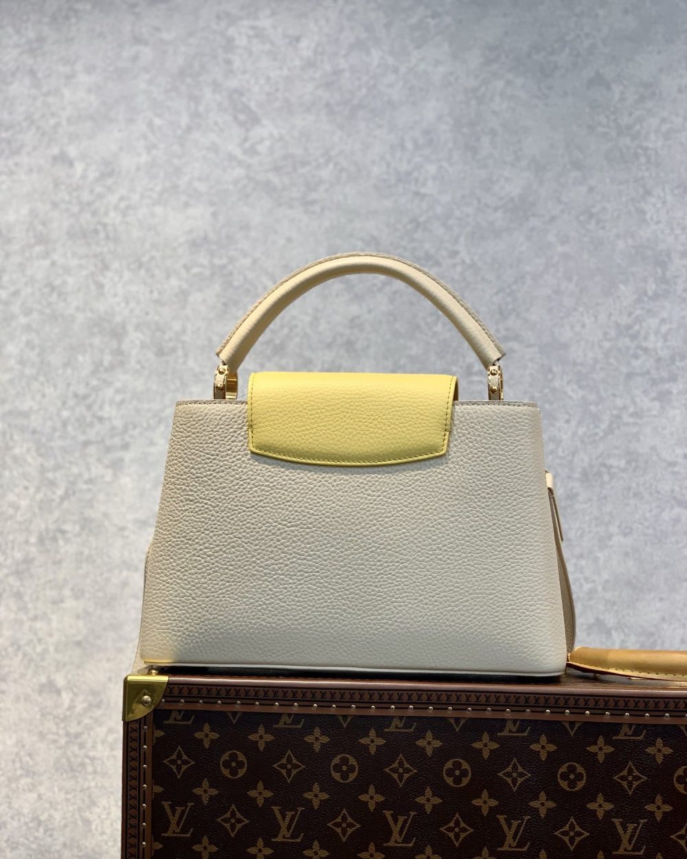 1:1 Replica Louis Vuitton LV Capucines MM Taurillon Creme Beige/ Plume Yellow Berlingot Luxury Bag For Women M59883 - 12.4in/31.5cm
