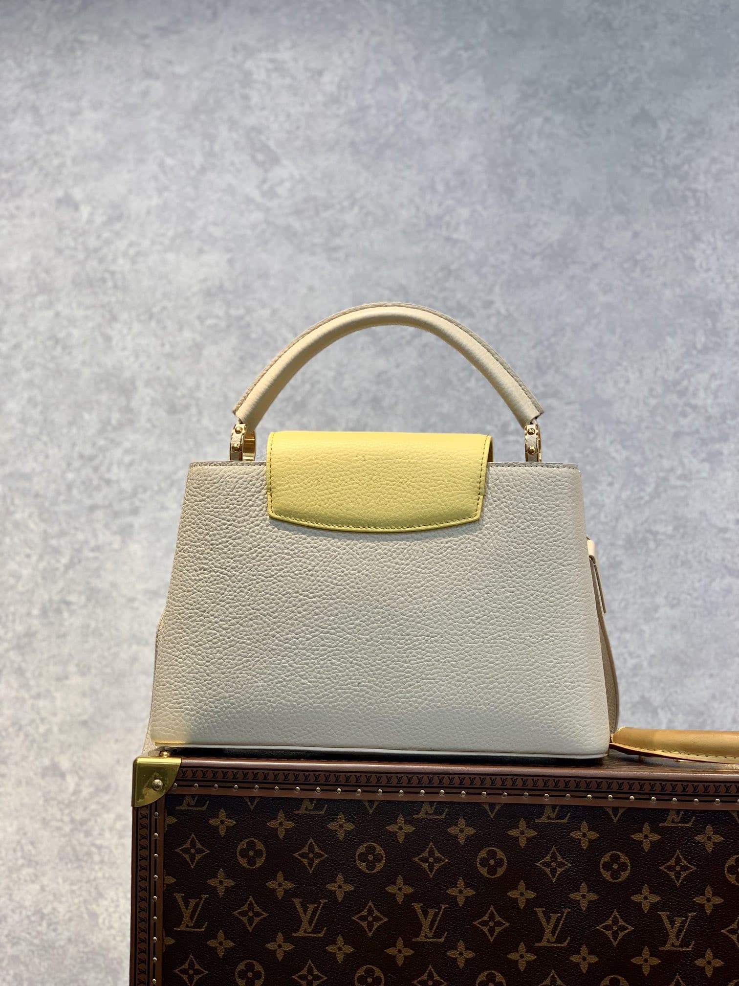 1:1 Replica Louis Vuitton LV Capucines MM Taurillon Creme Beige/ Plume Yellow Berlingot Luxury Bag For Women M59883 - 12.4in/31.5cm - Image 2