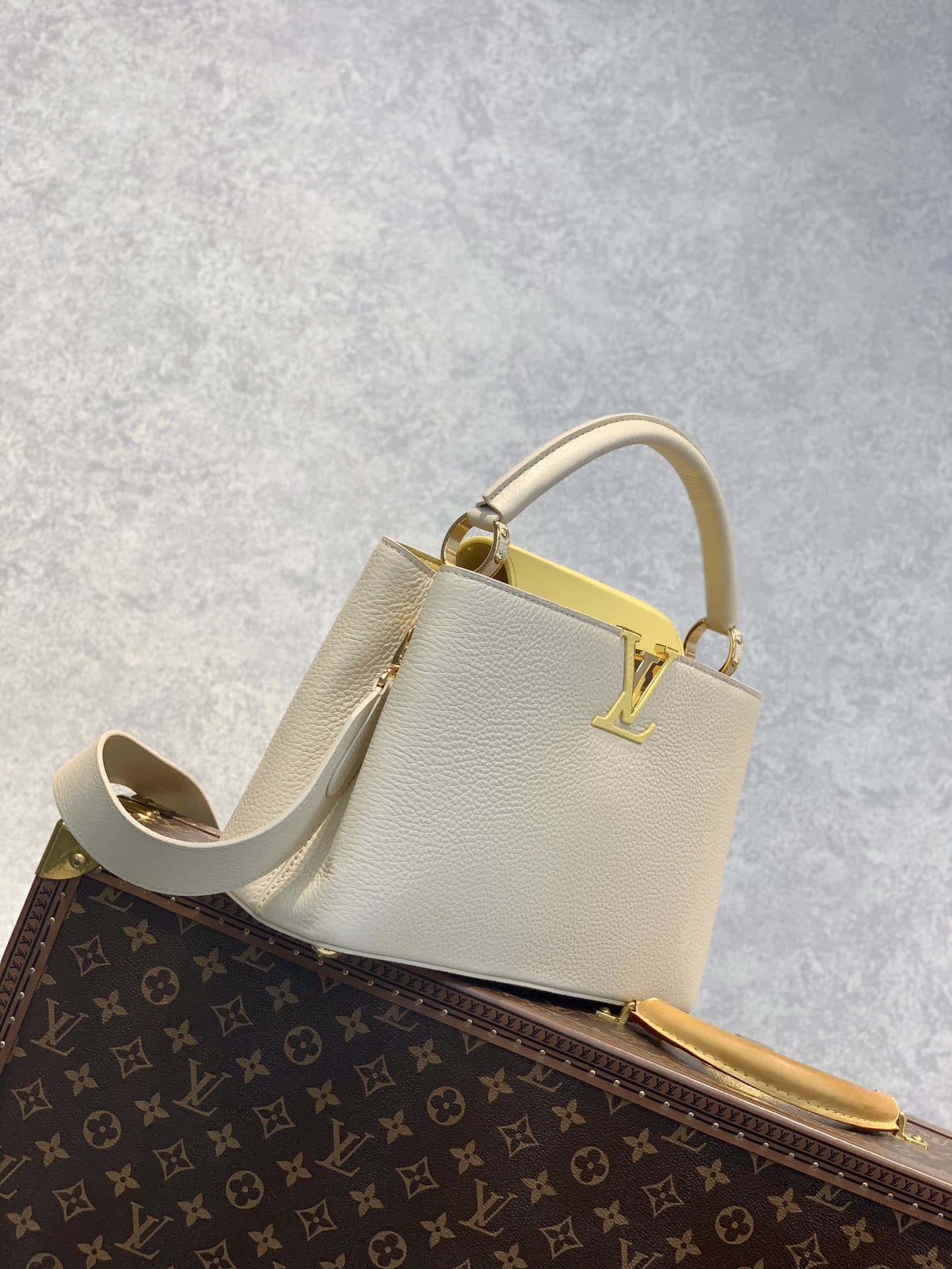 1:1 Replica Louis Vuitton LV Capucines MM Taurillon Creme Beige/ Plume Yellow Berlingot Luxury Bag For Women M59883 - 12.4in/31.5cm - Image 3