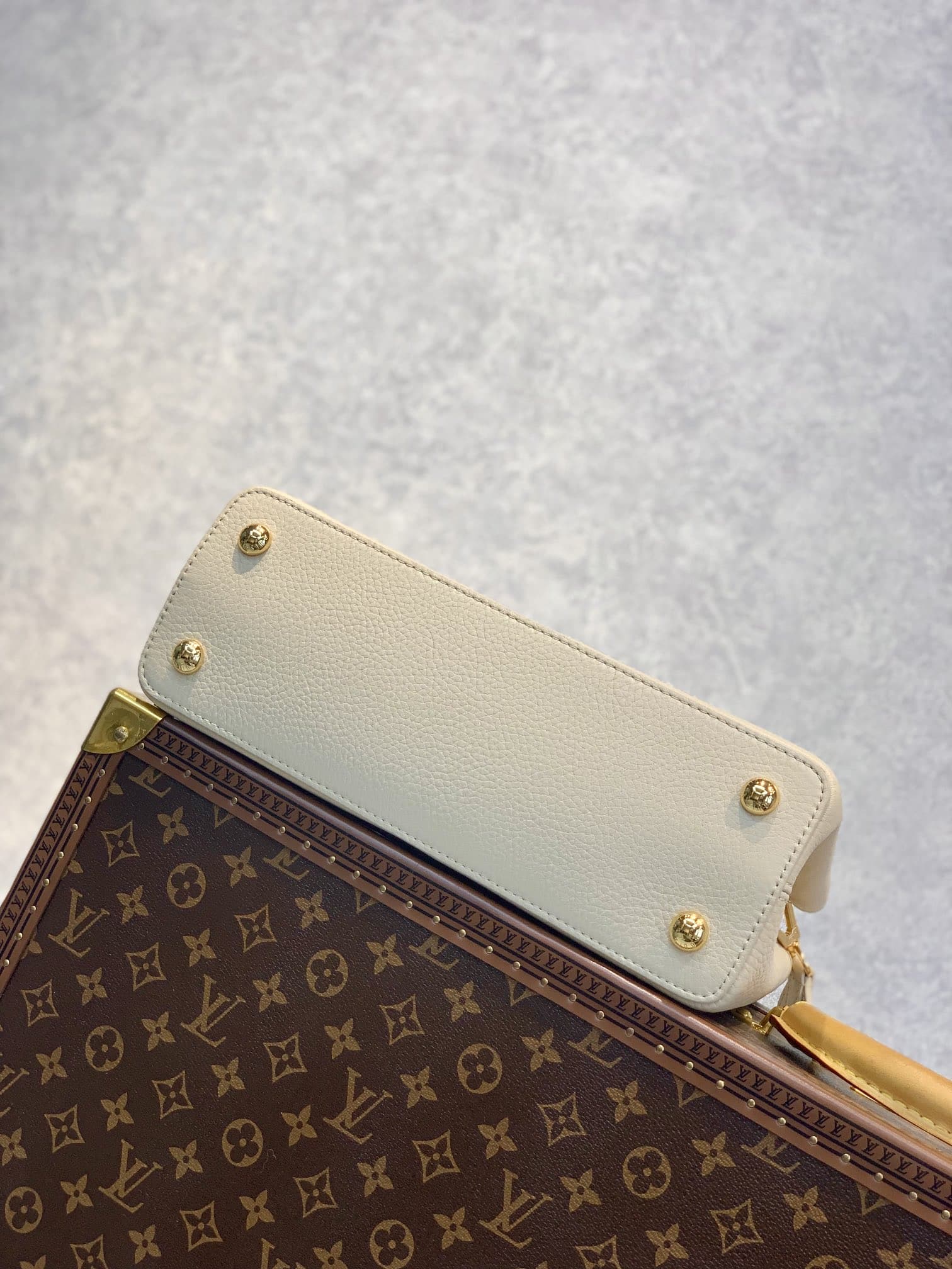 1:1 Replica Louis Vuitton LV Capucines MM Taurillon Creme Beige/ Plume Yellow Berlingot Luxury Bag For Women M59883 - 12.4in/31.5cm - Image 4