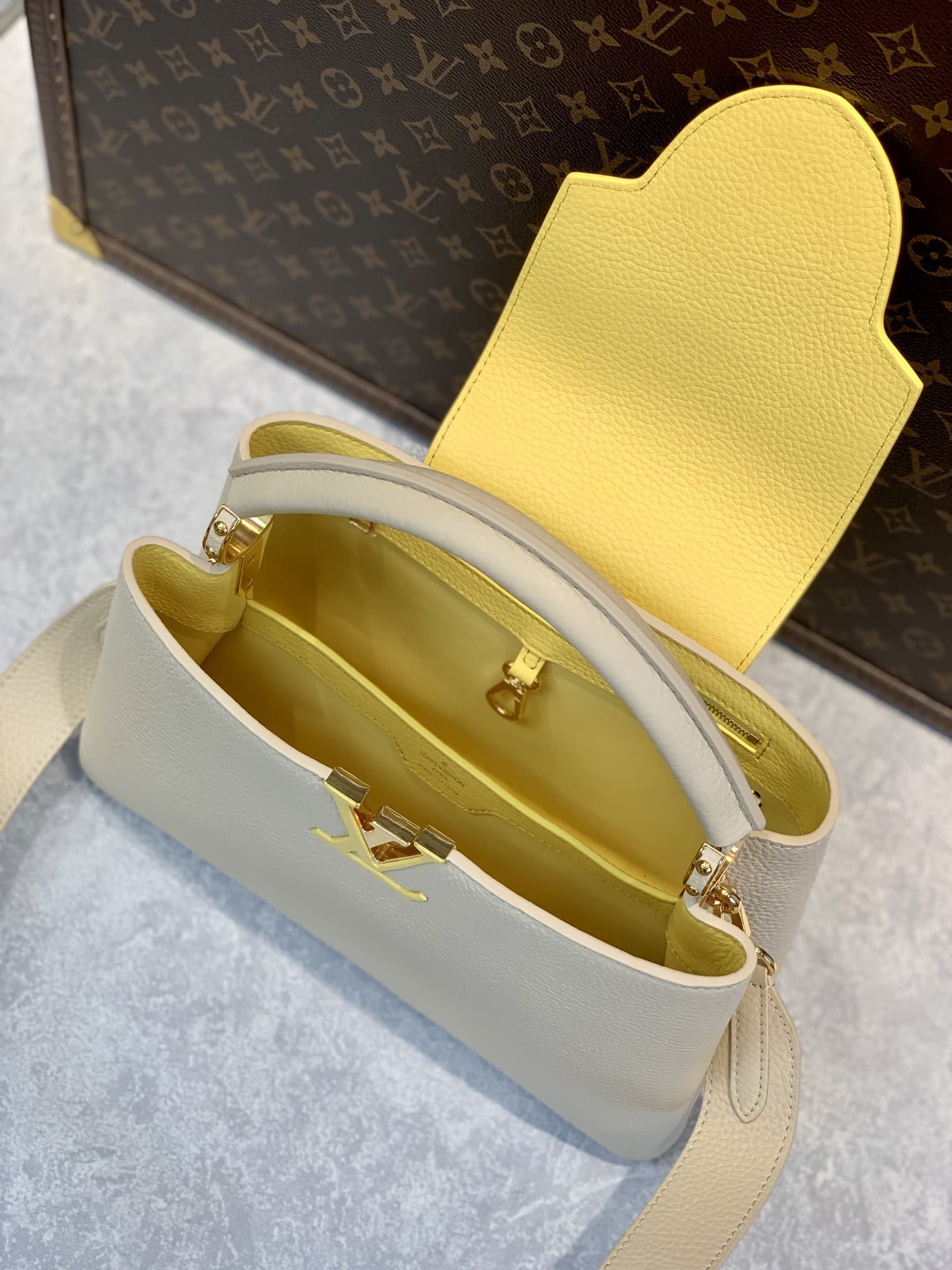 1:1 Replica Louis Vuitton LV Capucines MM Taurillon Creme Beige/ Plume Yellow Berlingot Luxury Bag For Women M59883 - 12.4in/31.5cm - Image 8