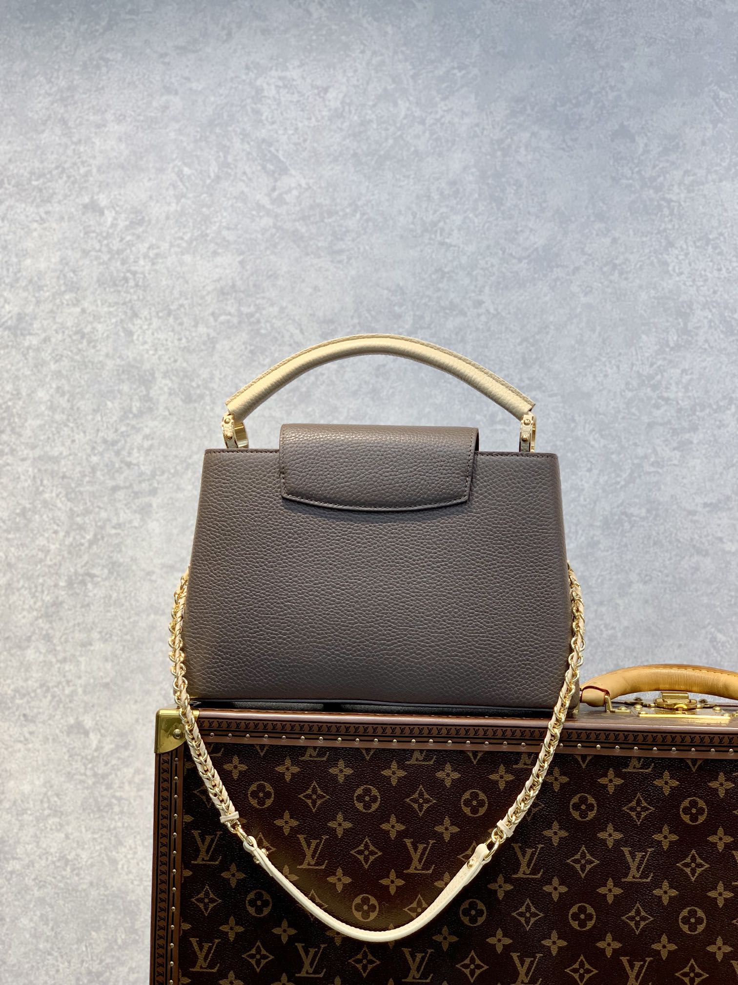 1:1 Replica Louis Vuitton LV Capucines MM Taurillon Smokey Brown Luxury Bag For Women M59516 - 12.4in/31.5cm - Image 2