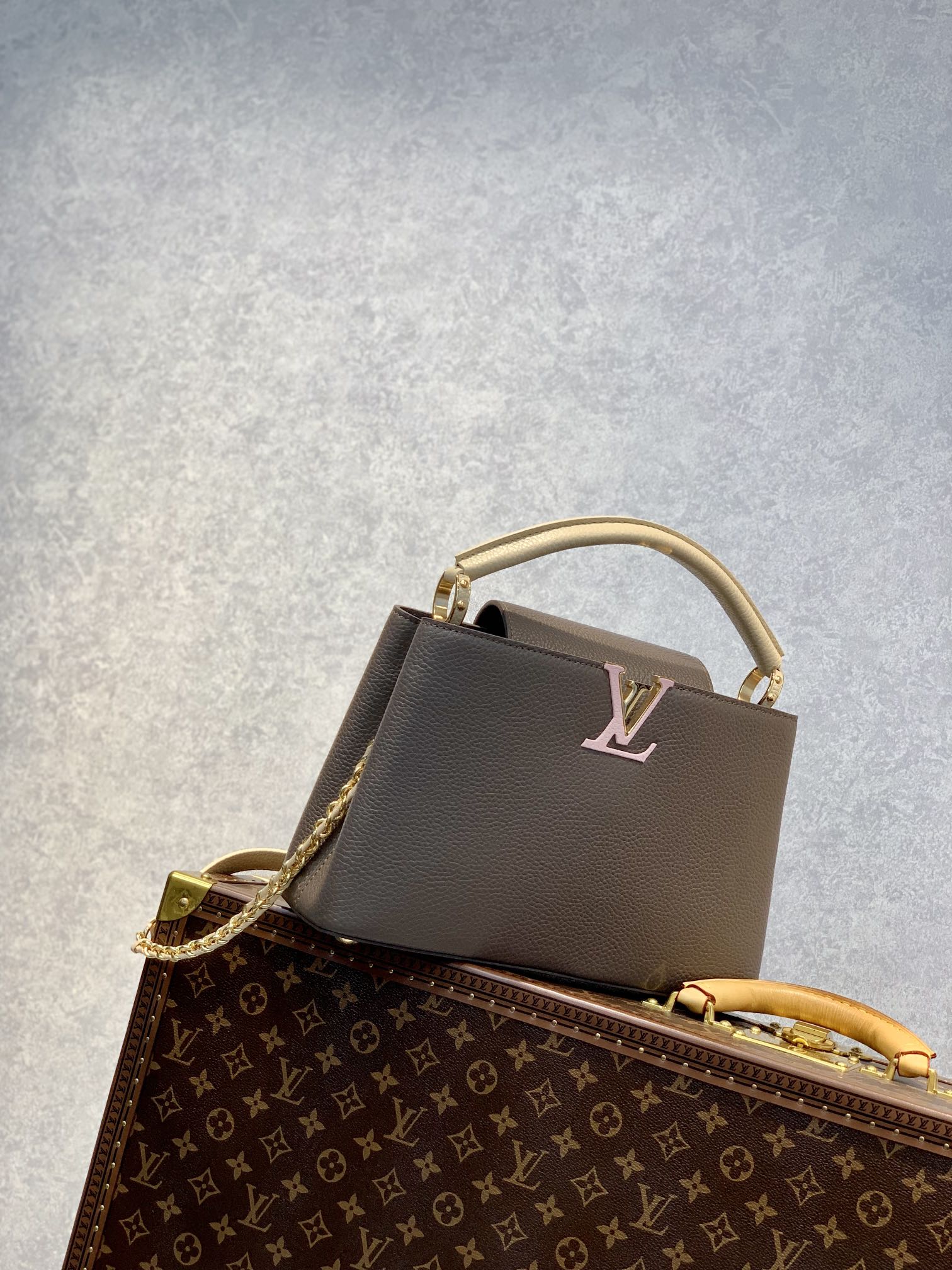 1:1 Replica Louis Vuitton LV Capucines MM Taurillon Smokey Brown Luxury Bag For Women M59516 - 12.4in/31.5cm - Image 3