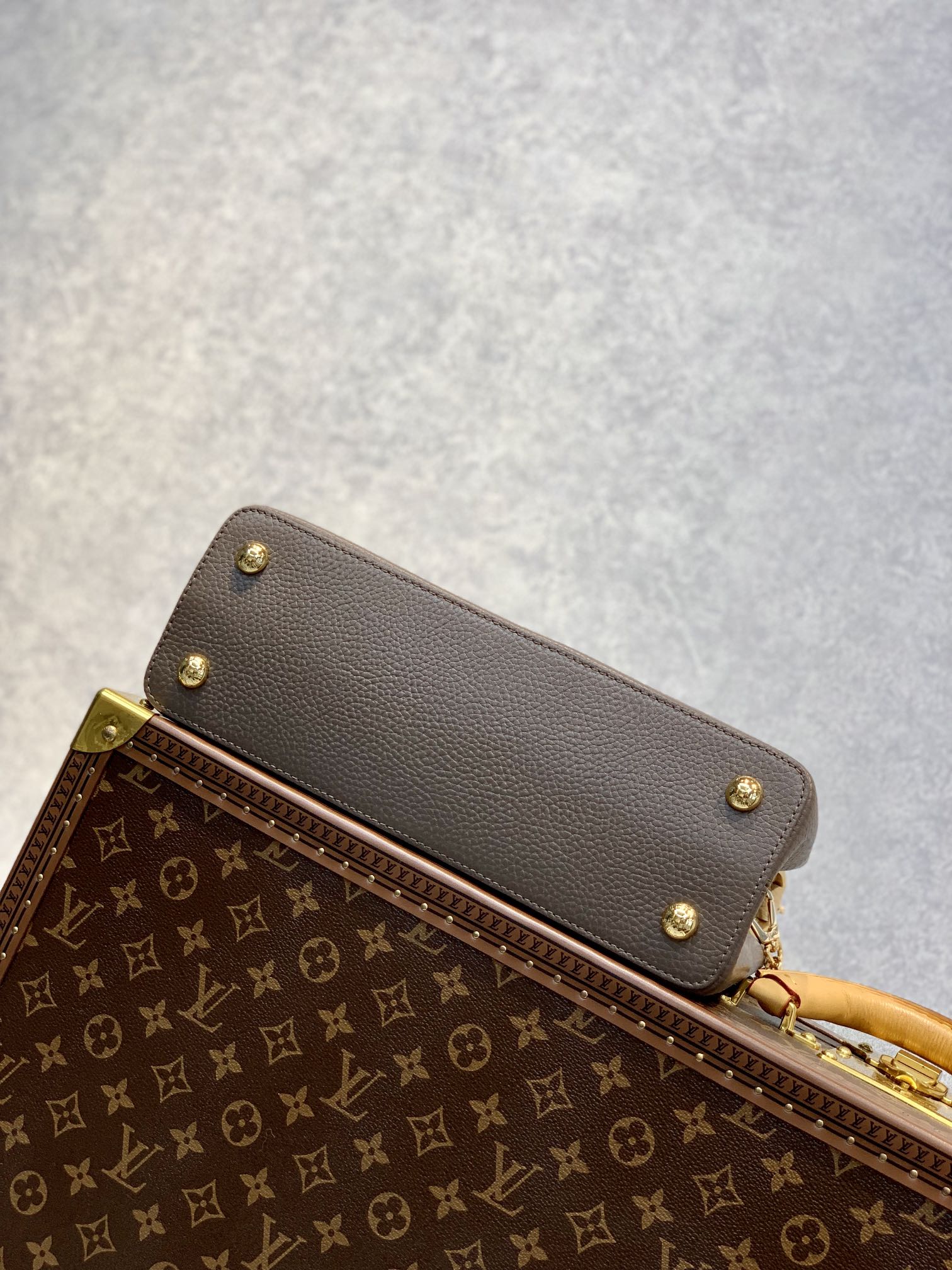 1:1 Replica Louis Vuitton LV Capucines MM Taurillon Smokey Brown Luxury Bag For Women M59516 - 12.4in/31.5cm - Image 4