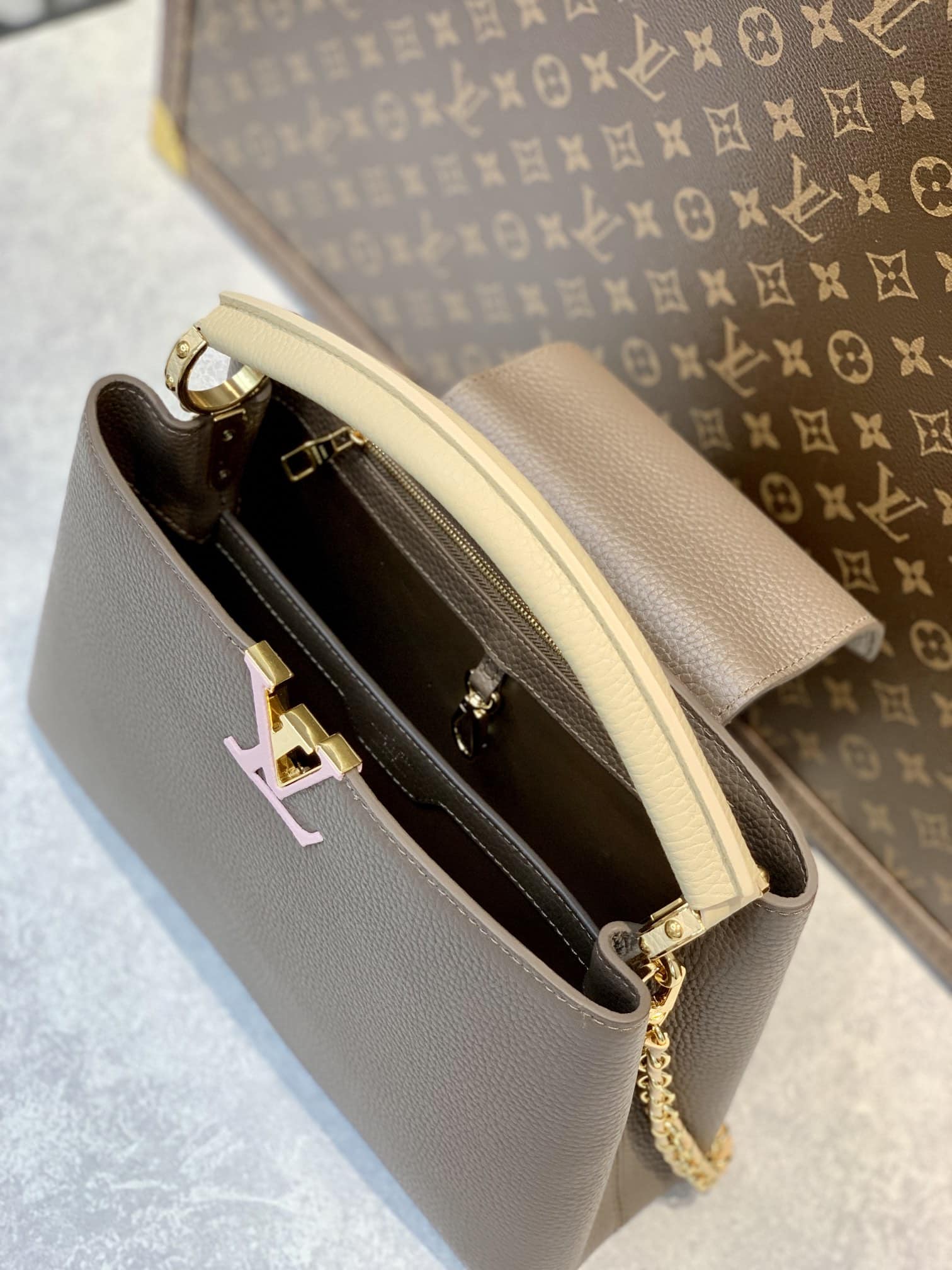 1:1 Replica Louis Vuitton LV Capucines MM Taurillon Smokey Brown Luxury Bag For Women M59516 - 12.4in/31.5cm - Image 8