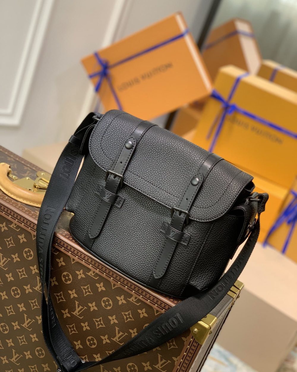 louis-vuitton-christopher-messenger-m58476