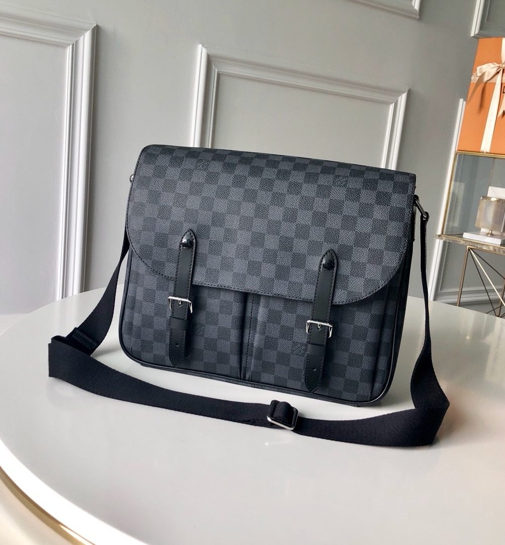 louis-vuitton-christopher-messenger-n41500
