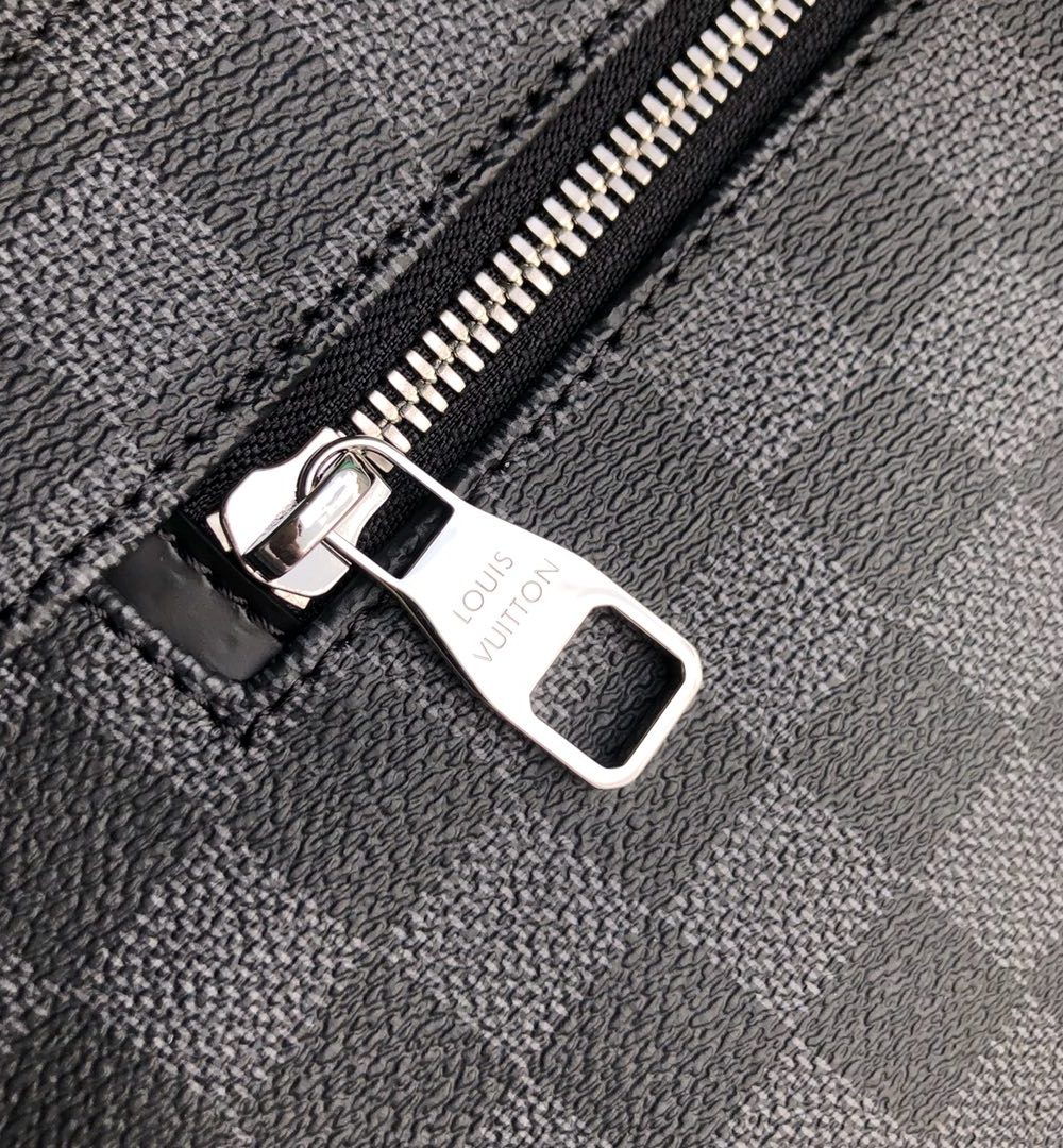 1:1 Replica Louis Vuitton LV Christopher Messenger Bag Damier Graphite Canvas Essential Bag For Men N41500 - 13in/33cm