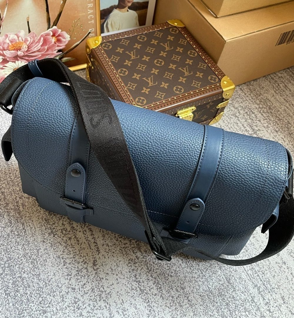 1:1 Replica Louis Vuitton LV Christopher Messenger Taurillon Blue Essential Bag For Men M58475 - 11.4in/29cm