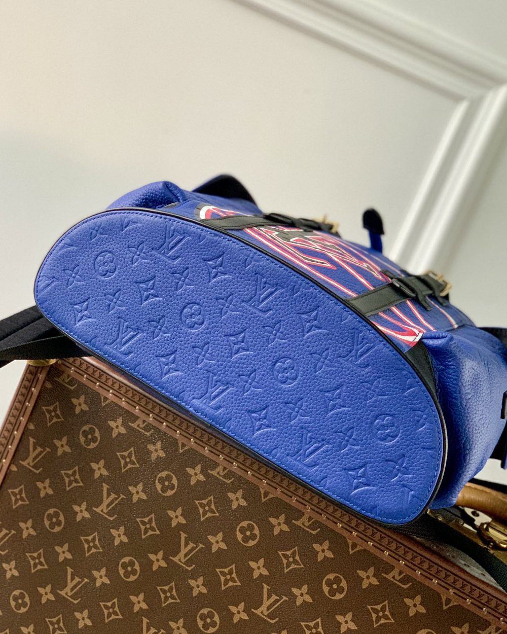 1:1 Replica Louis Vuitton LV CHRISTOPHER MM Essential Bag For Men M21104 - 17.3in/43.94cm