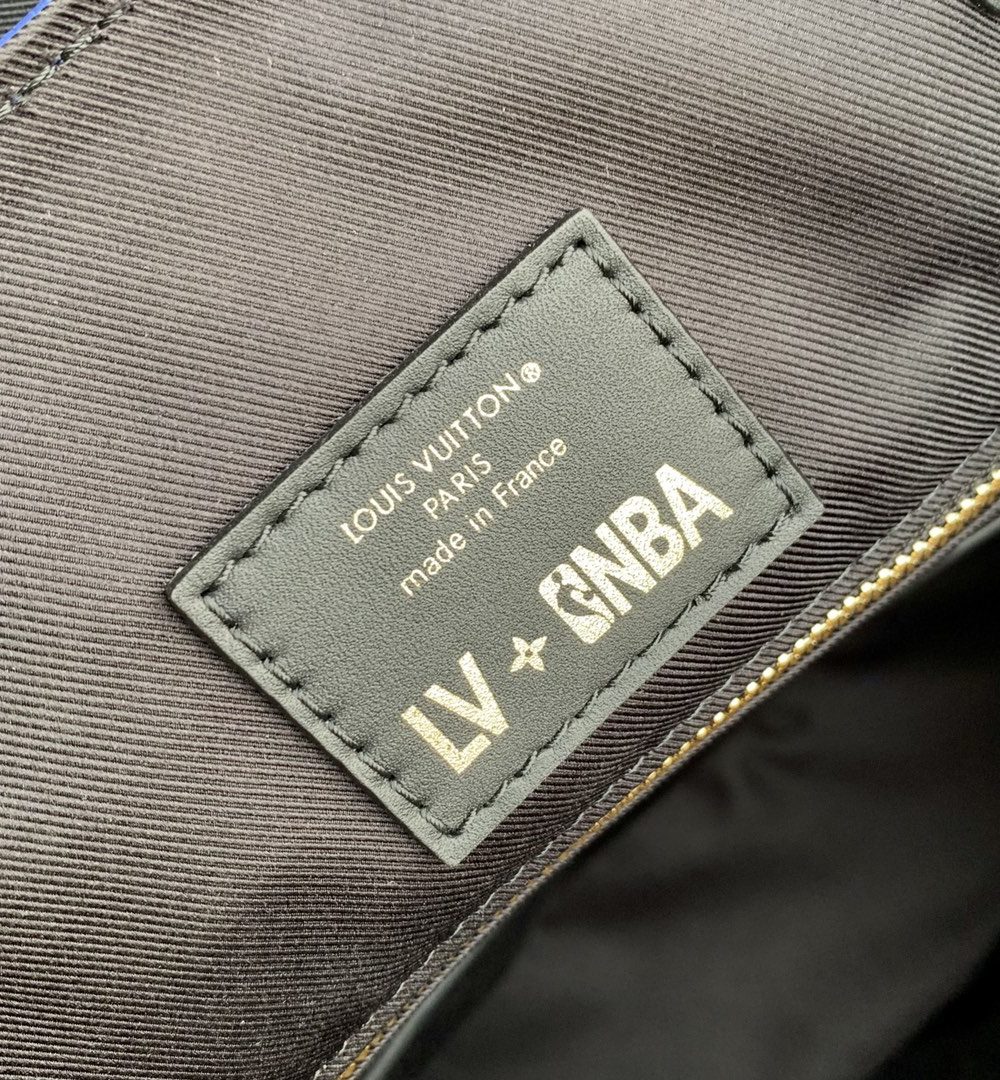 1:1 Replica Louis Vuitton LV CHRISTOPHER MM Essential Bag For Men M21104 - 17.3in/43.94cm