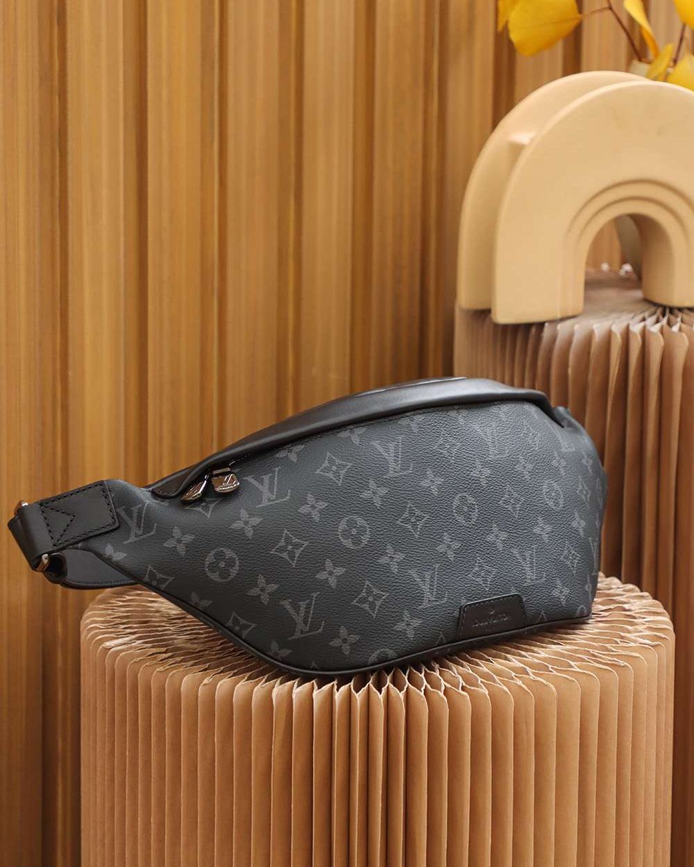 1:1 Replica Louis Vuitton LV Discovery Bumbag Black Unique For Men M44336 - 47cm / 18.5in