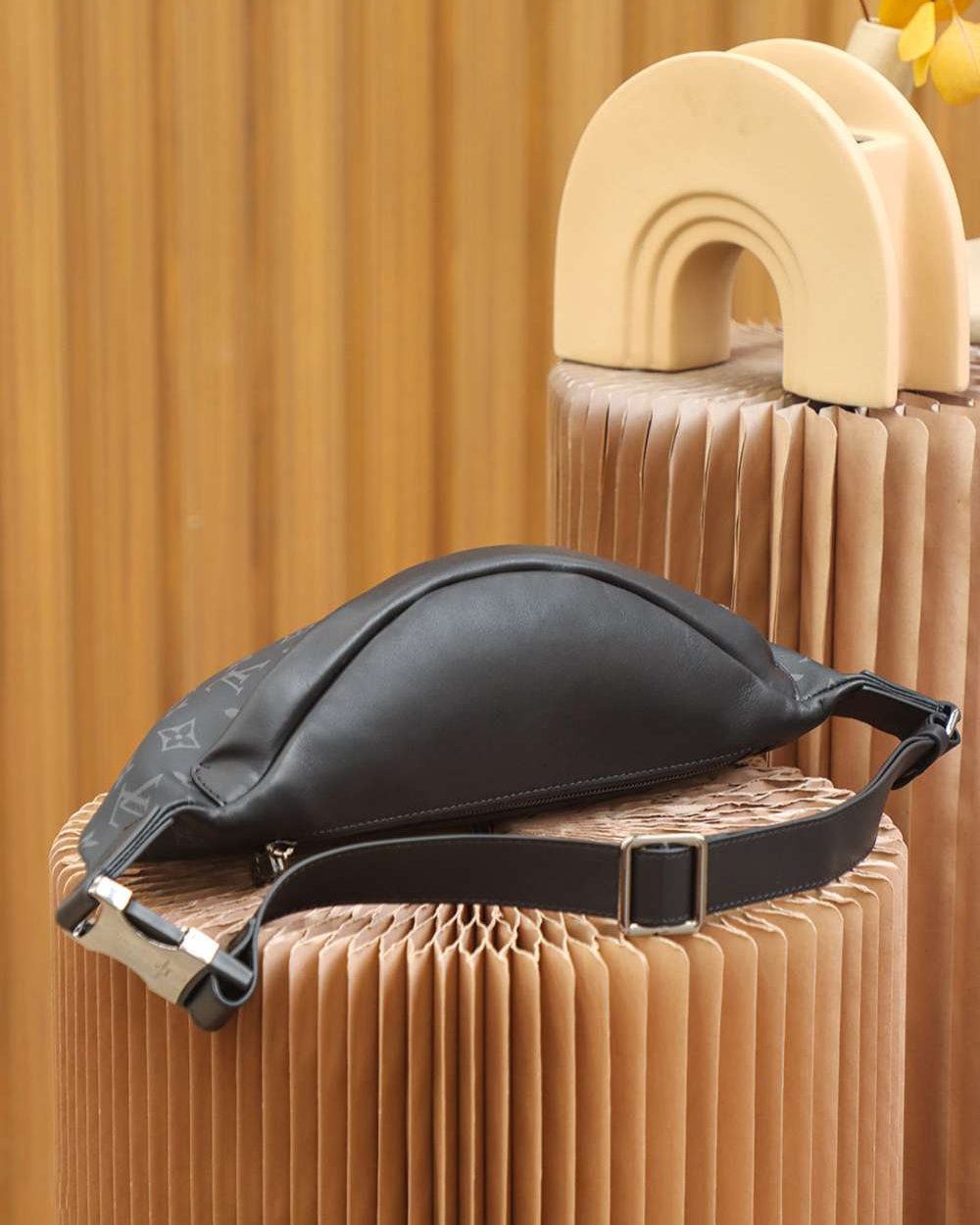 1:1 Replica Louis Vuitton LV Discovery Bumbag Black Unique For Men M44336 - 47cm / 18.5in