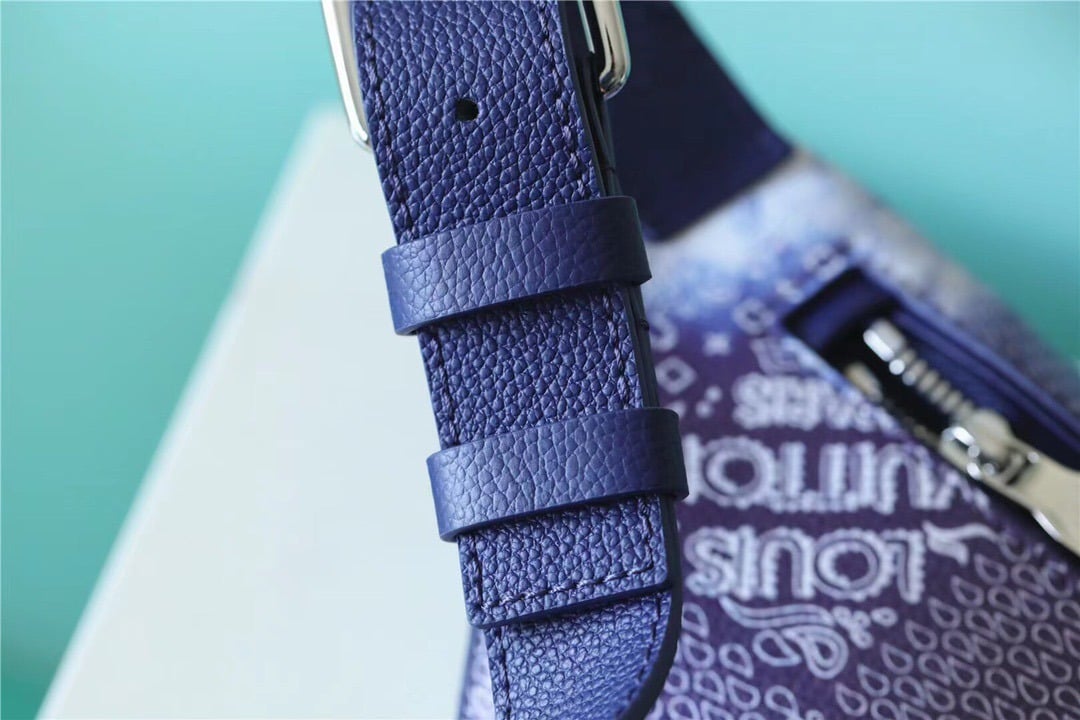 1:1 Replica Louis Vuitton LV Discovery Bumbag PM Monogram Blue Unique Bag For Men M20587 - 17.3in/44cm - Image 10