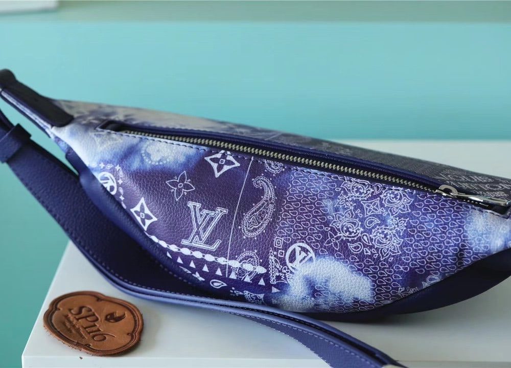 1:1 Replica Louis Vuitton LV Discovery Bumbag PM Monogram Blue Unique Bag For Men M20587 - 17.3in/44cm