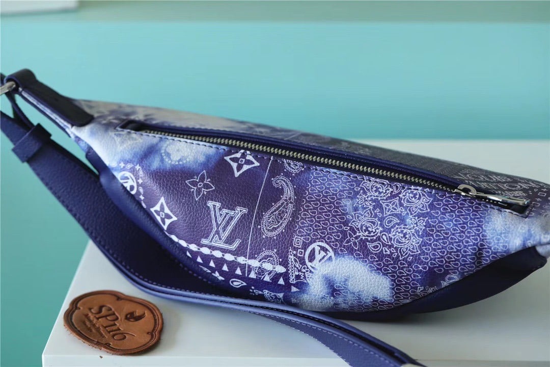 1:1 Replica Louis Vuitton LV Discovery Bumbag PM Monogram Blue Unique Bag For Men M20587 - 17.3in/44cm - Image 9