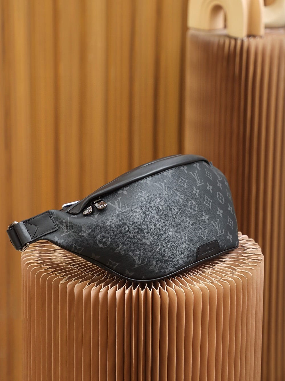 1:1 Replica Louis Vuitton LV Discovery Bumbag PM Monogram Eclipse Canvas Unique bag For Men M46035 - 17.3in/44cm - Image 2