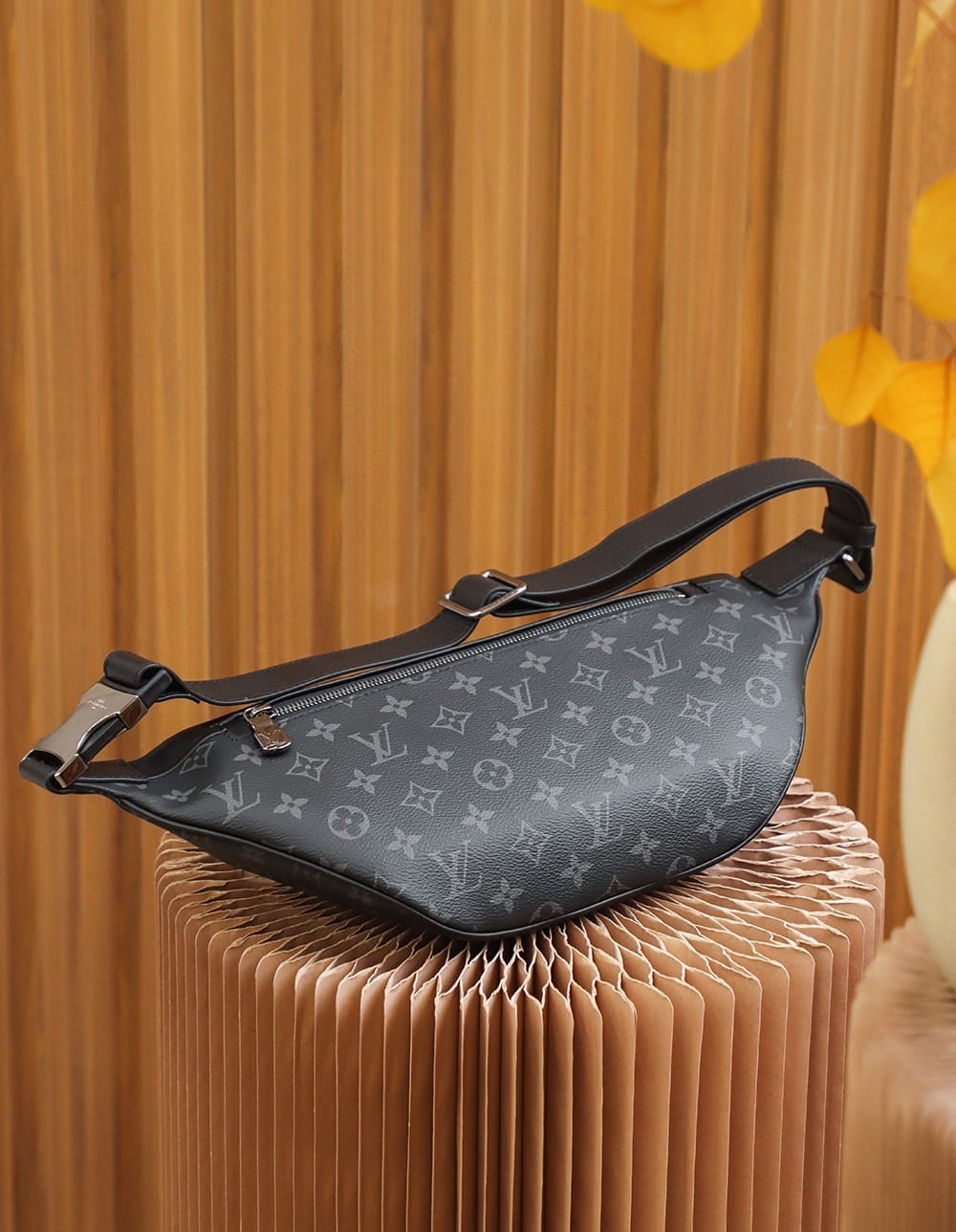 1:1 Replica Louis Vuitton LV Discovery Bumbag PM Monogram Eclipse Canvas Unique bag For Men M46035 - 17.3in/44cm - Image 4