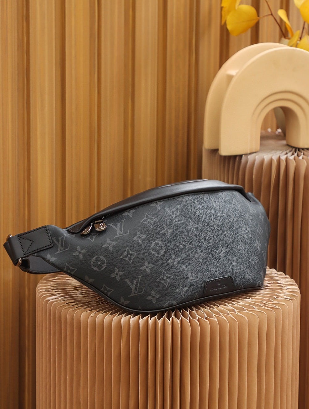 1:1 Replica Louis Vuitton LV Discovery Bumbag PM Monogram Eclipse Canvas Unique bag For Men M46035 - 17.3in/44cm - Image 9