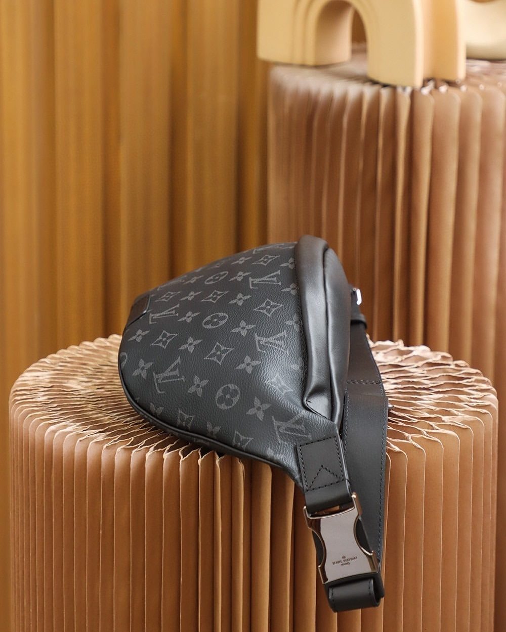 1:1 Replica Louis Vuitton LV Discovery Bumbag PM Monogram Eclipse Canvas Unique bag For Men M46035 - 17.3in/44cm