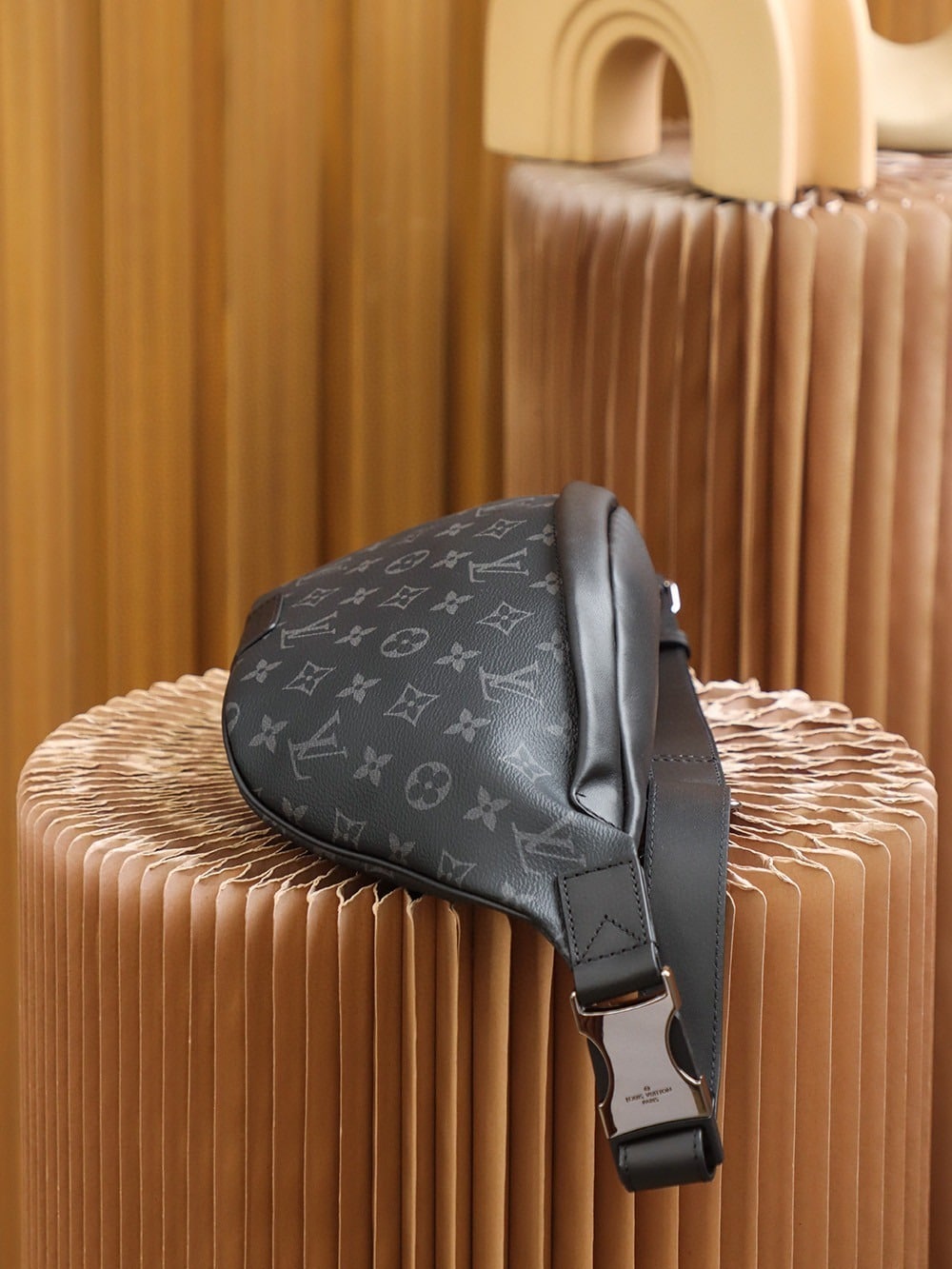 1:1 Replica Louis Vuitton LV Discovery Bumbag PM Monogram Eclipse Canvas Unique bag For Men M46035 - 17.3in/44cm - Image 8