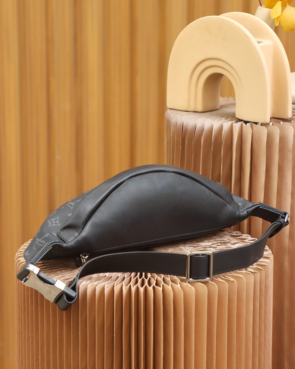 1:1 Replica Louis Vuitton LV Discovery Bumbag PM Monogram Eclipse Canvas Unique bag For Men M46035 - 17.3in/44cm