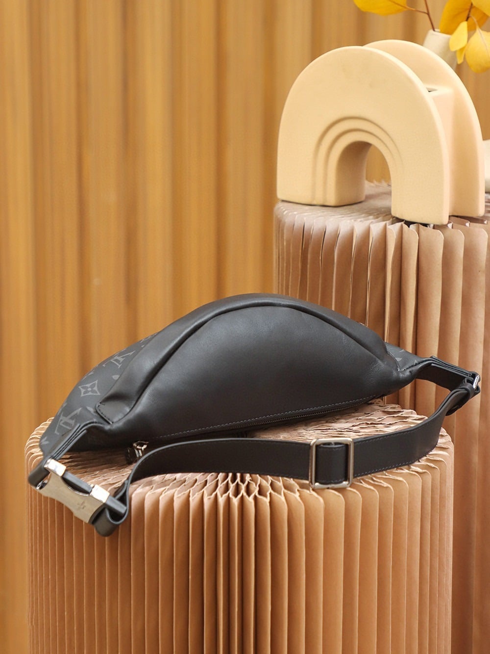 1:1 Replica Louis Vuitton LV Discovery Bumbag PM Monogram Eclipse Canvas Unique bag For Men M46035 - 17.3in/44cm - Image 7