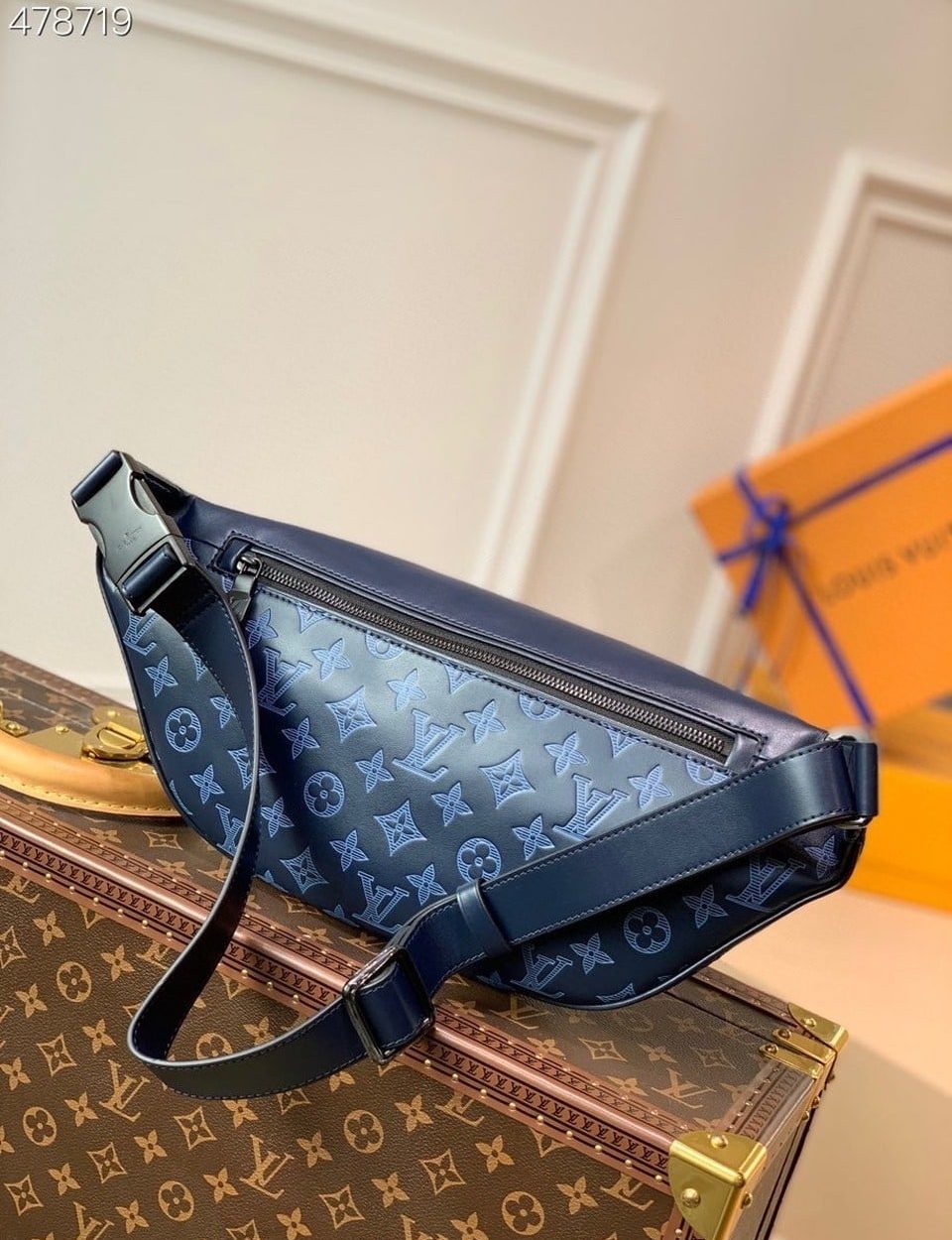 1:1 Replica Louis Vuitton LV Discovery Bumbag PM Monogram Shadow Navy Blue Unique Bag For Men M45729 - 17.3in/44cm