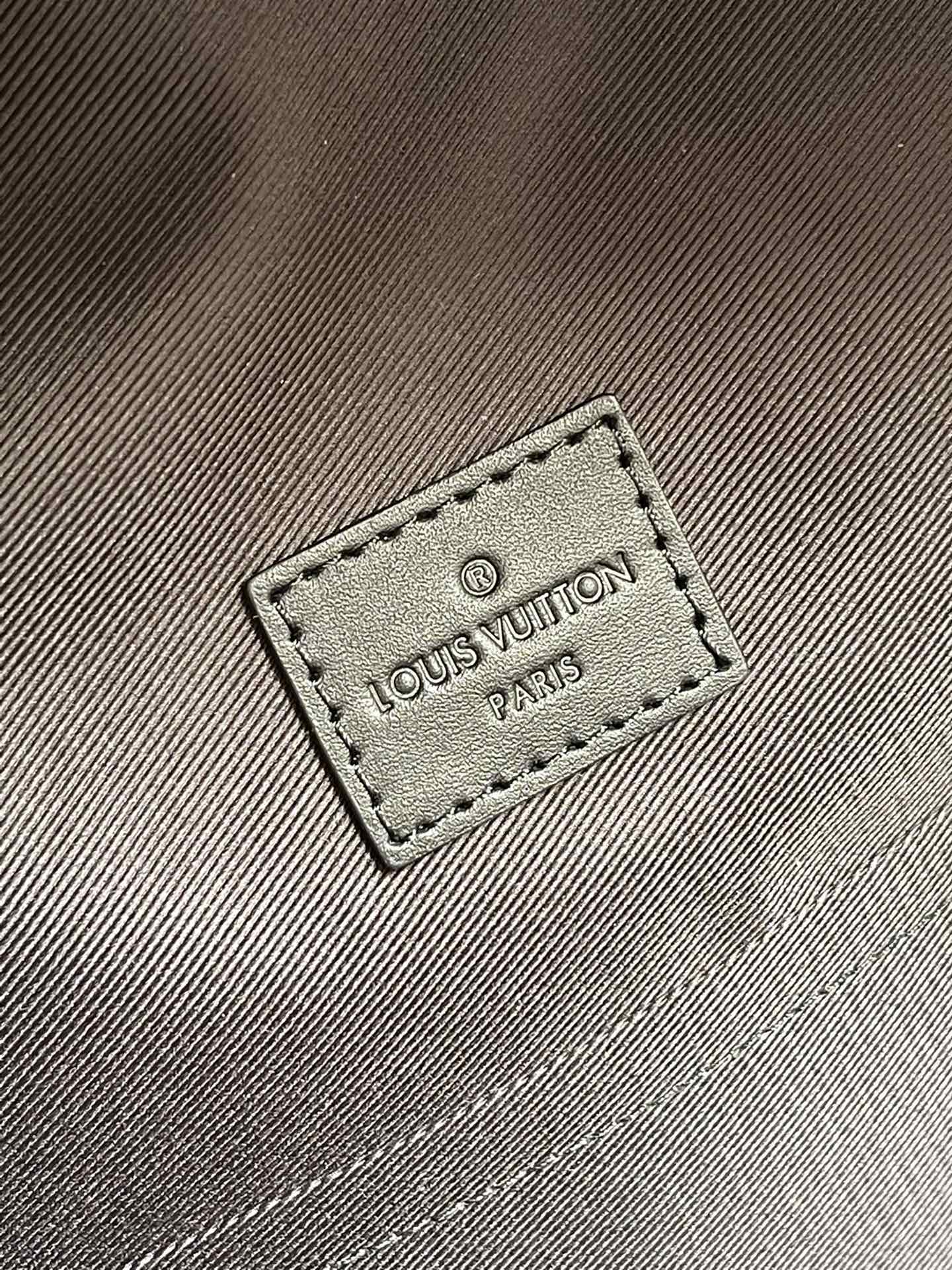 1:1 Replica Louis Vuitton LV Aerogram Backpack Black Essential Bag For Men M57079 - 43cm/ 16.9in - Image 4