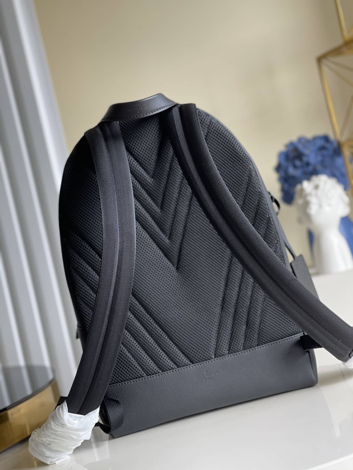 1:1 Replica Louis Vuitton LV Aerogram Backpack Black Essential Bag For Men M57079 - 43cm/ 16.9in - Image 3