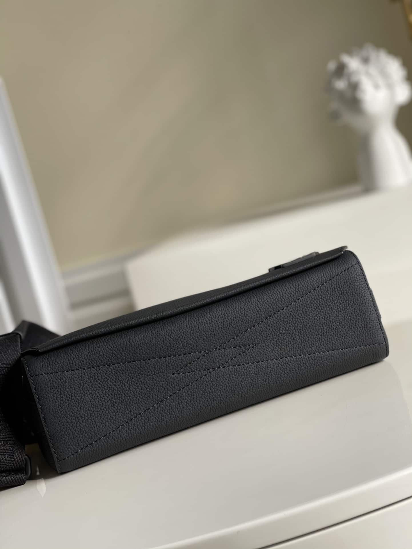 1:1 Replica Louis Vuitton LV Takeoff Messenger LV Aerogram Unique Bag For Men M57080 - 11in/28cm - Image 5