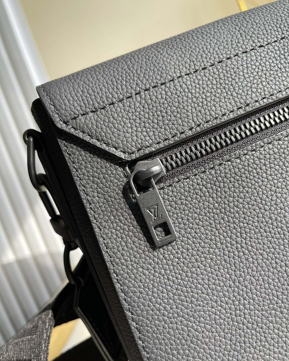 1:1 Replica Louis Vuitton LV Takeoff Messenger LV Aerogram Unique Bag For Men M57080 - 11in/28cm