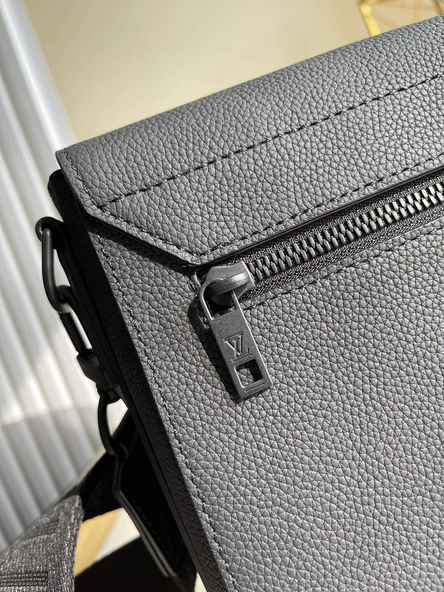 1:1 Replica Louis Vuitton LV Takeoff Messenger LV Aerogram Unique Bag For Men M57080 - 11in/28cm - Image 3