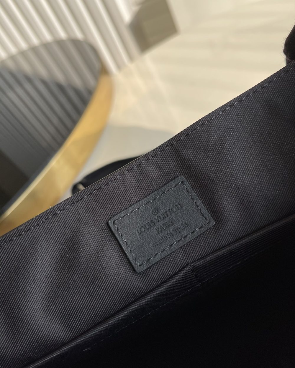 1:1 Replica Louis Vuitton LV Takeoff Messenger LV Aerogram Unique Bag For Men M57080 - 11in/28cm