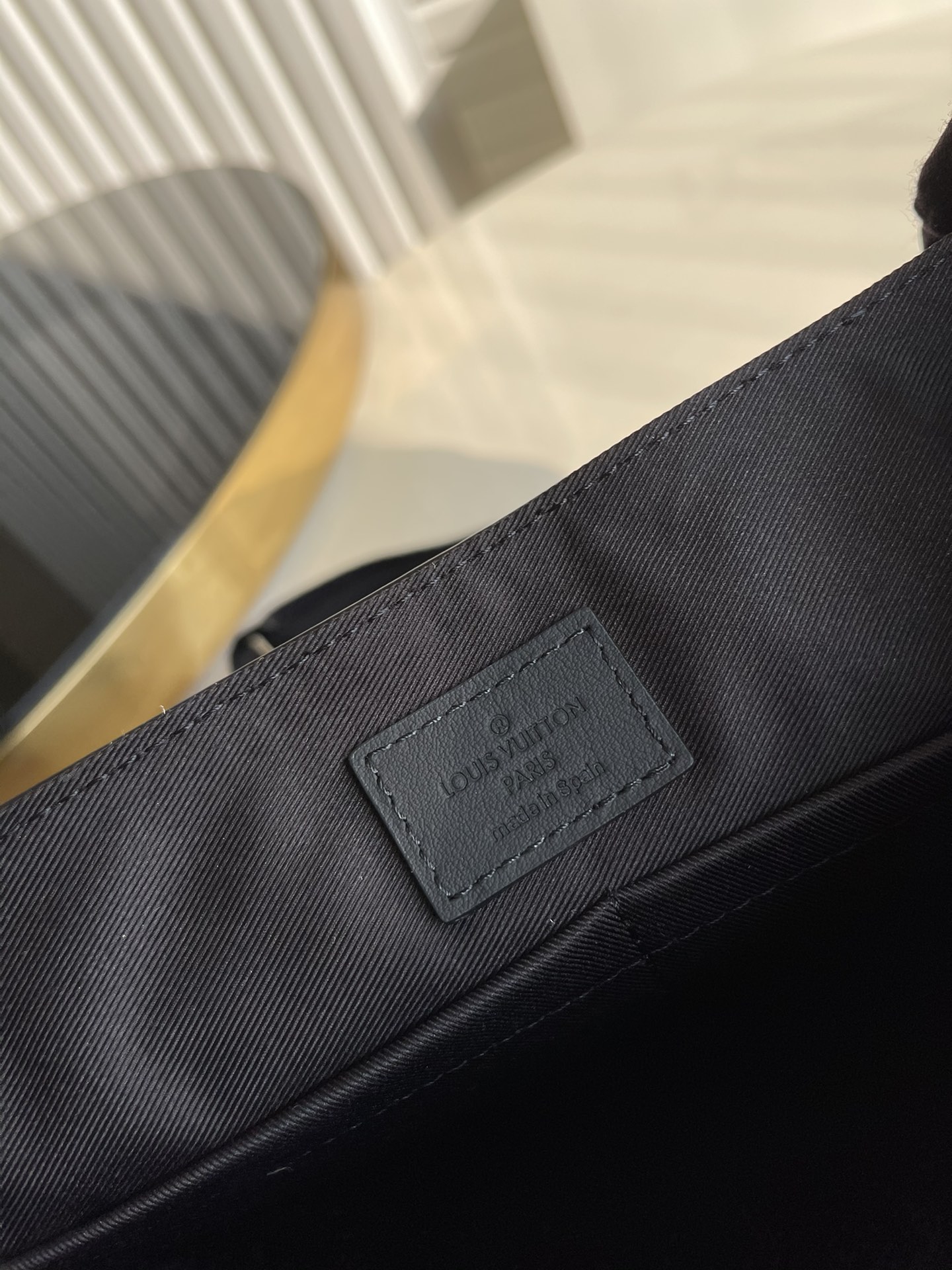 1:1 Replica Louis Vuitton LV Takeoff Messenger LV Aerogram Unique Bag For Men M57080 - 11in/28cm - Image 2