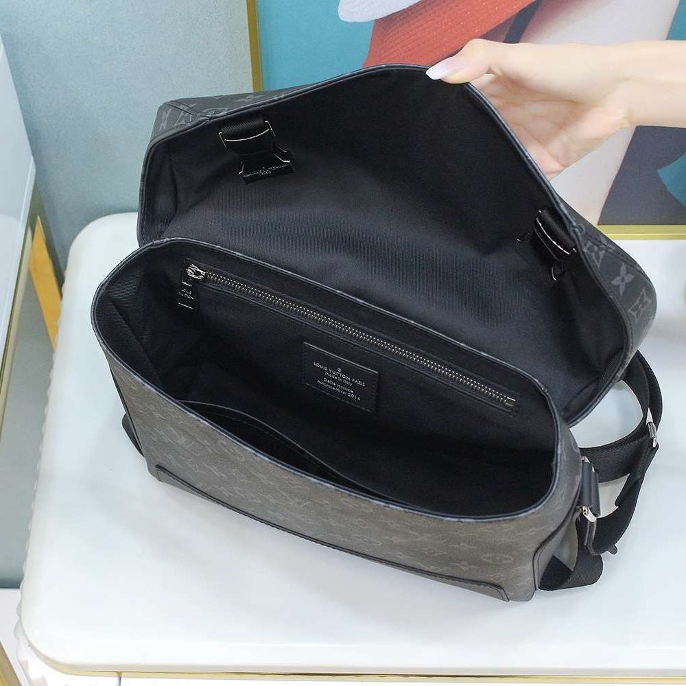 1:1 Replica Louis Vuitton LV Messenger PM Voyager Bag Black Unique Bag For Men M40511 - 33cm / 12.6in