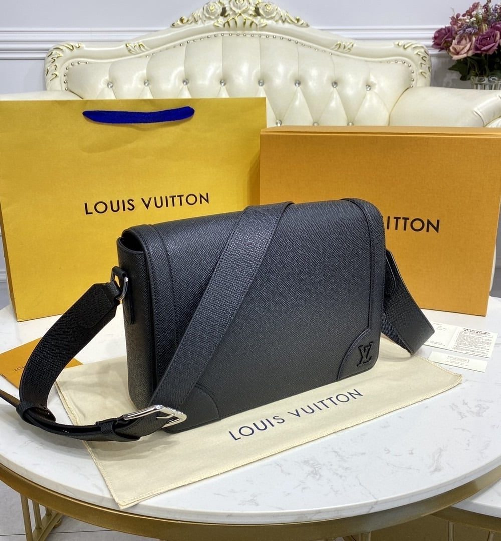 1:1 Replica Louis Vuitton LV New Flap Messenger Taiga Black Unique Bag For Men M30807 - 11.1in/28.3cm