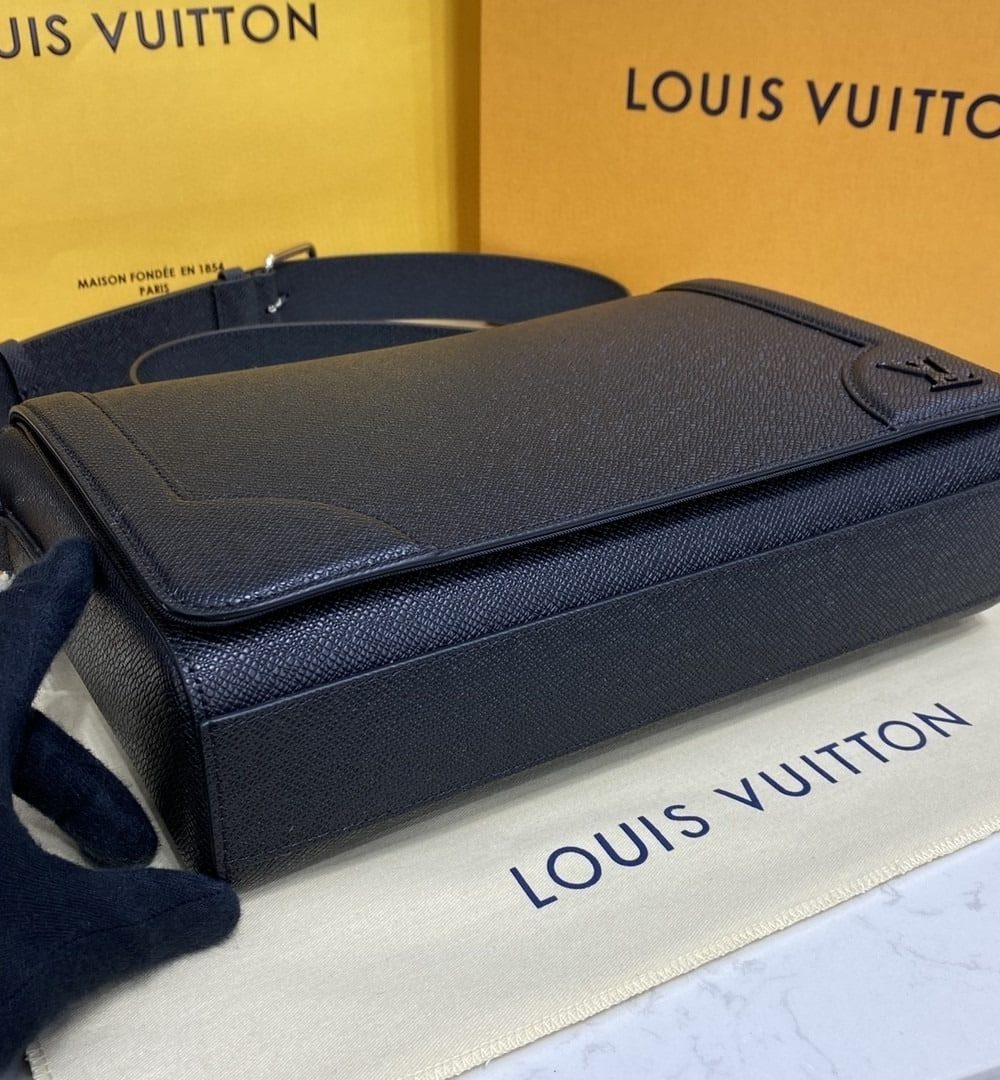 1:1 Replica Louis Vuitton LV New Flap Messenger Taiga Black Unique Bag For Men M30807 - 11.1in/28.3cm